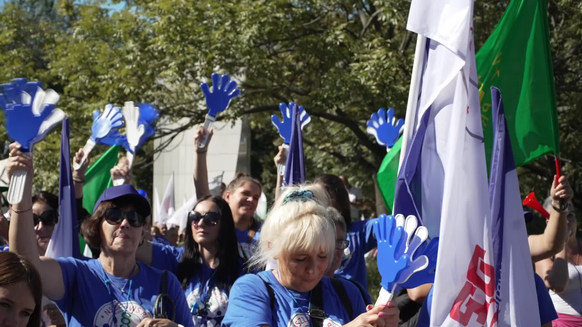 Thousands of government workers protest in Warsaw