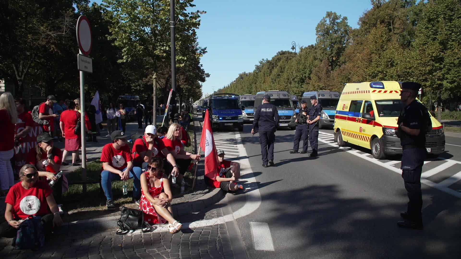 Thousands of government workers protest in Warsaw