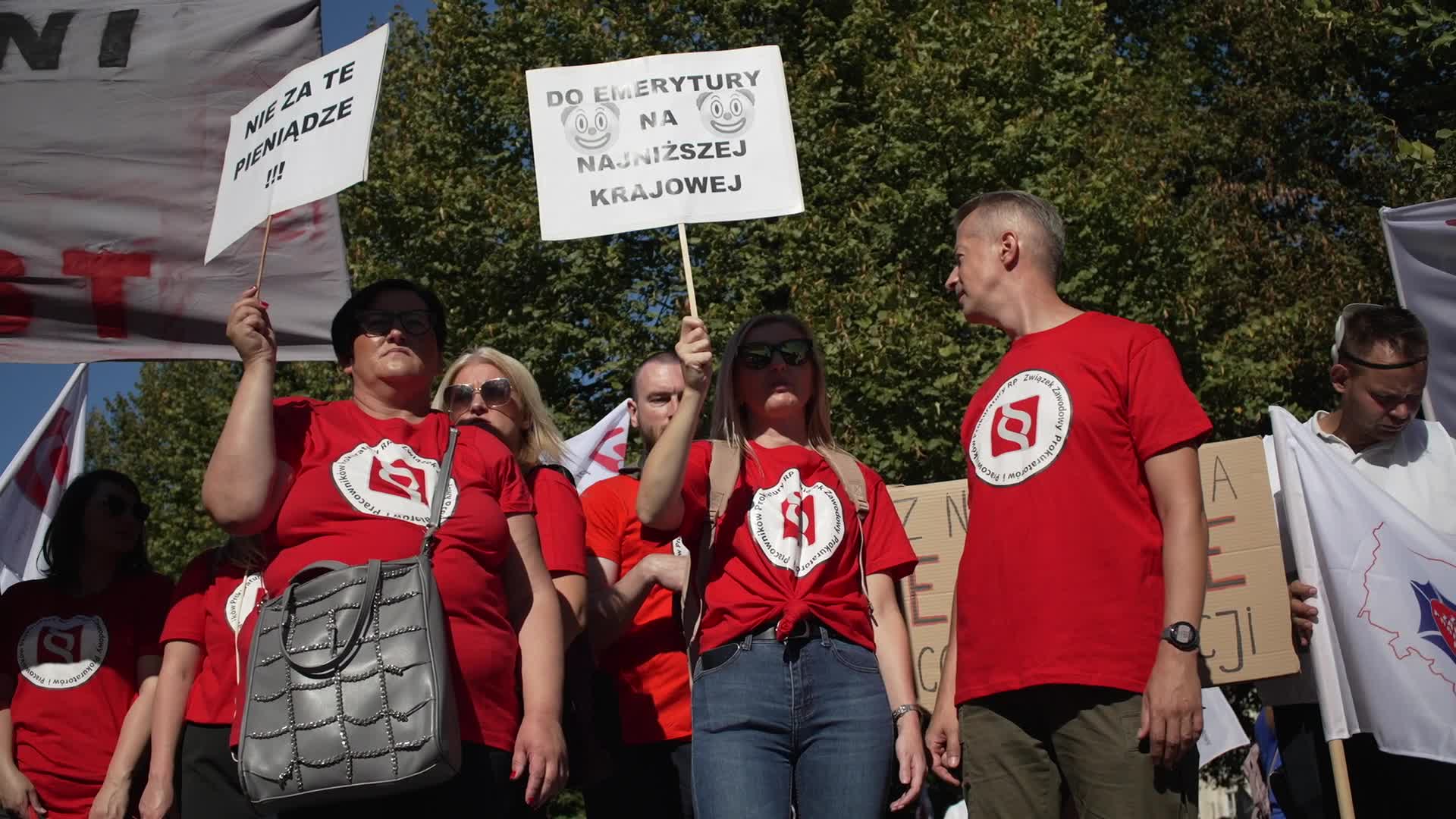 Thousands of government workers protest in Warsaw