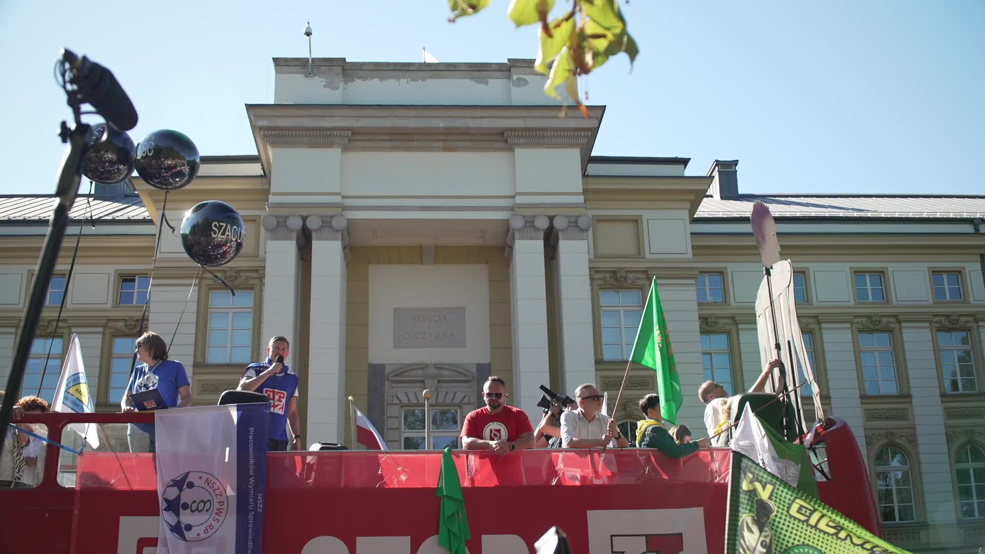 Thousands of government workers protest in Warsaw