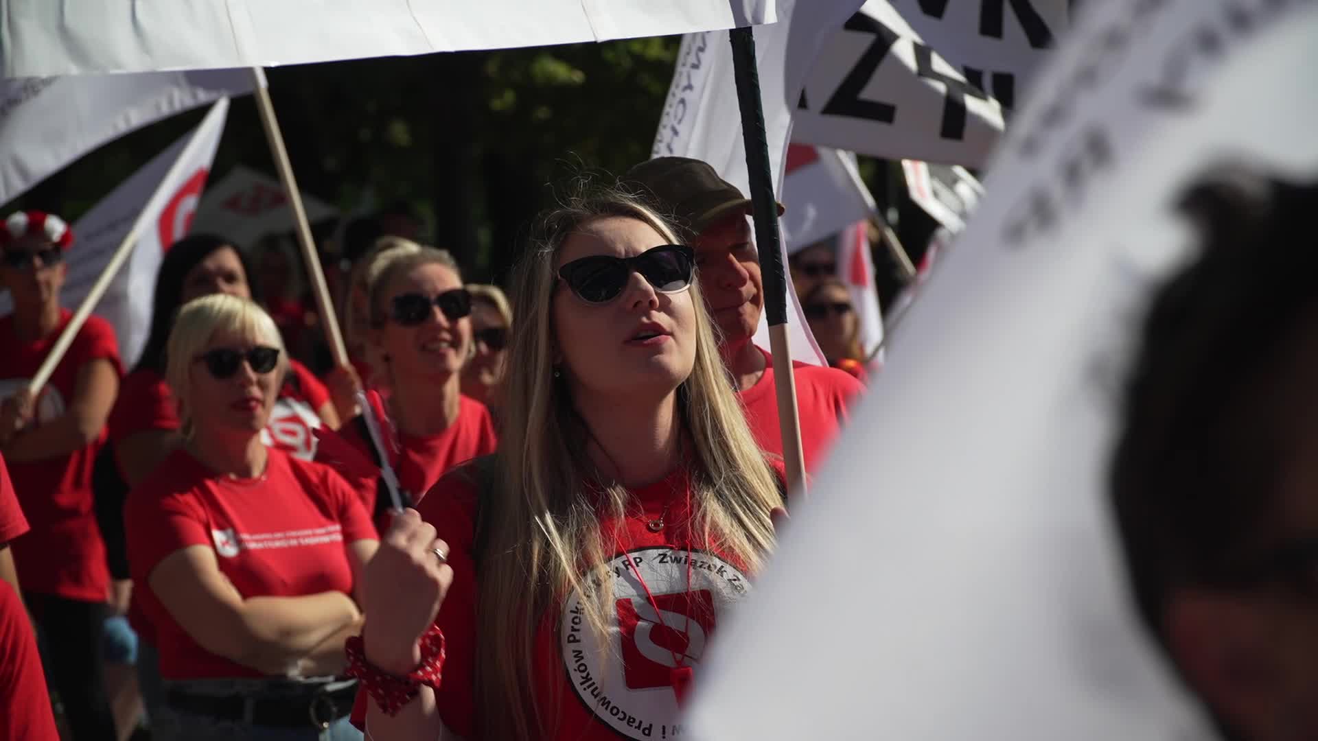 Thousands of government workers protest in Warsaw