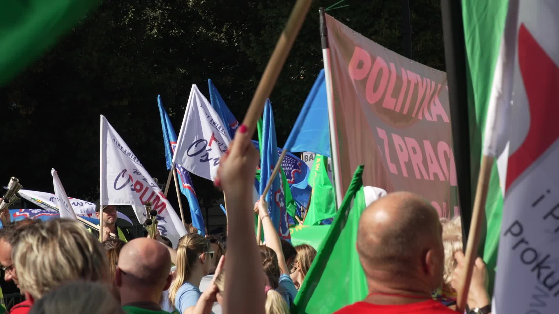 Thousands of government workers protest in Warsaw