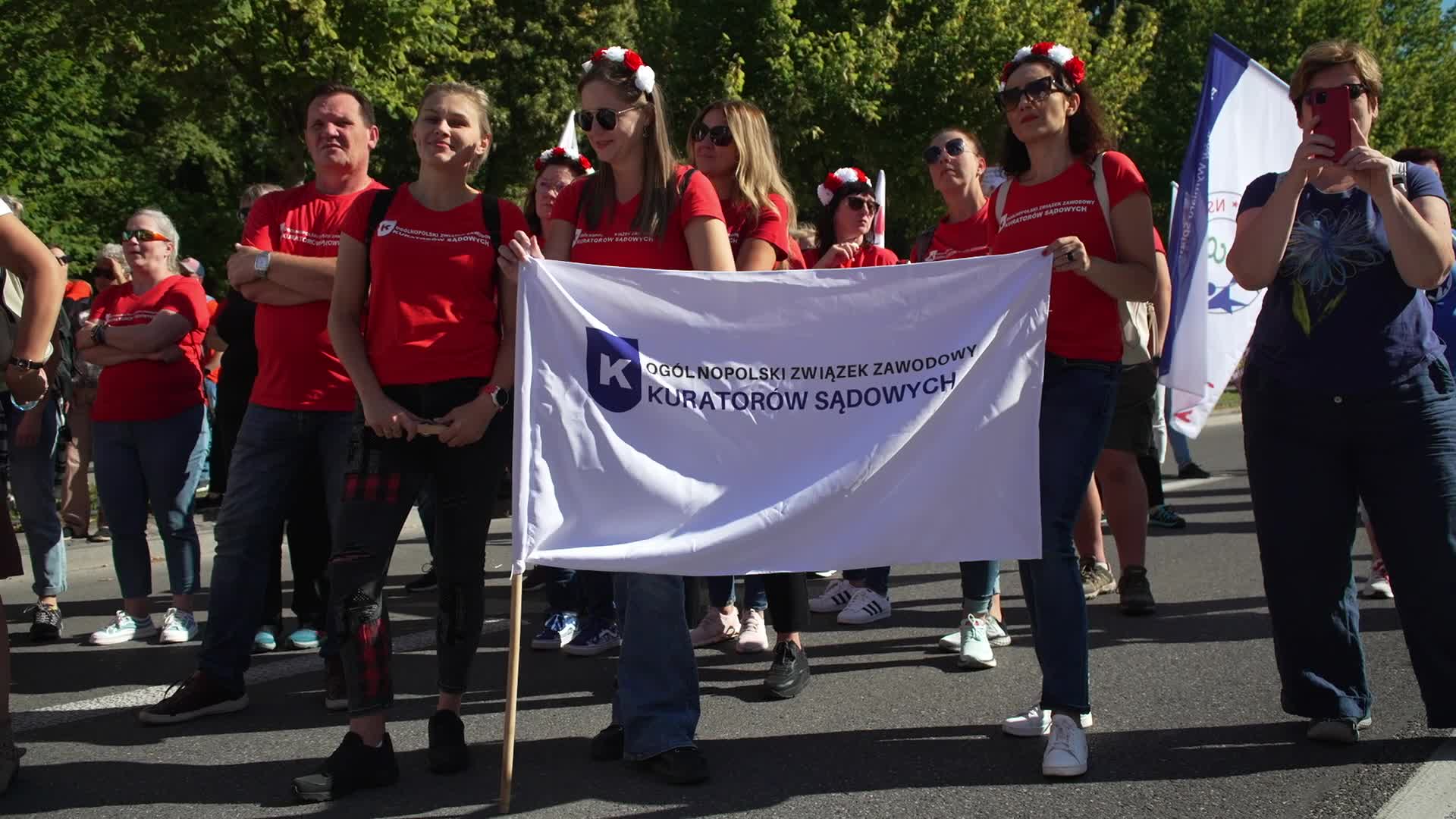 Thousands of government workers protest in Warsaw