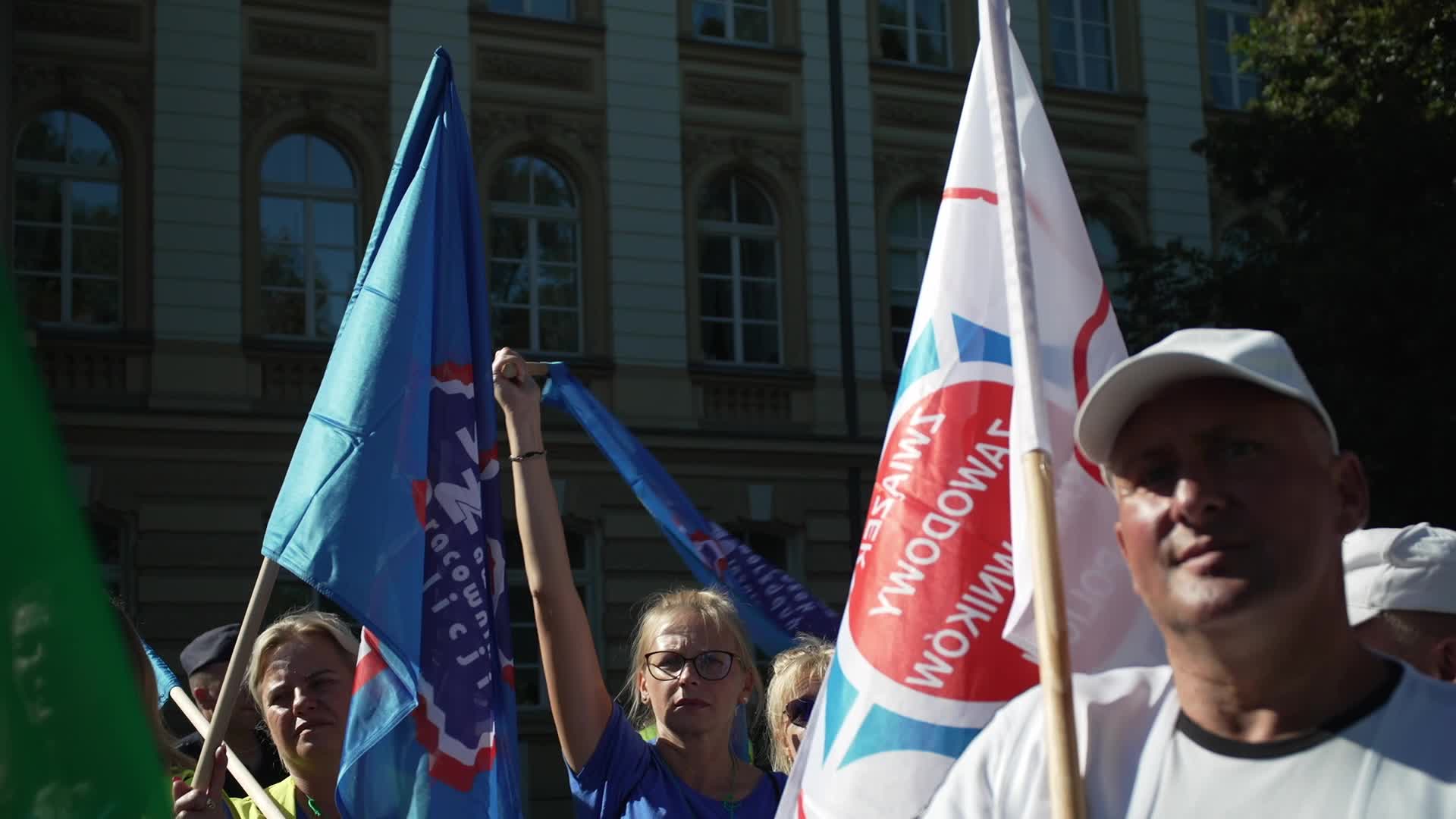 Thousands of government workers protest in Warsaw