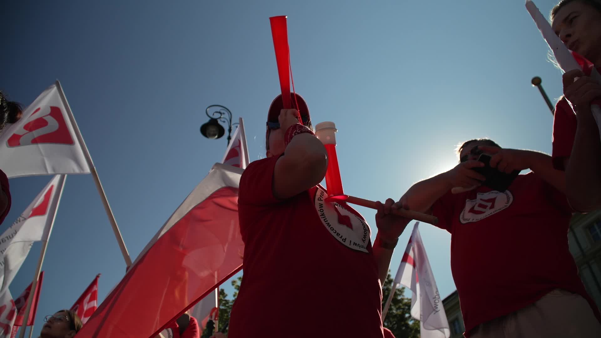 Thousands of government workers protest in Warsaw