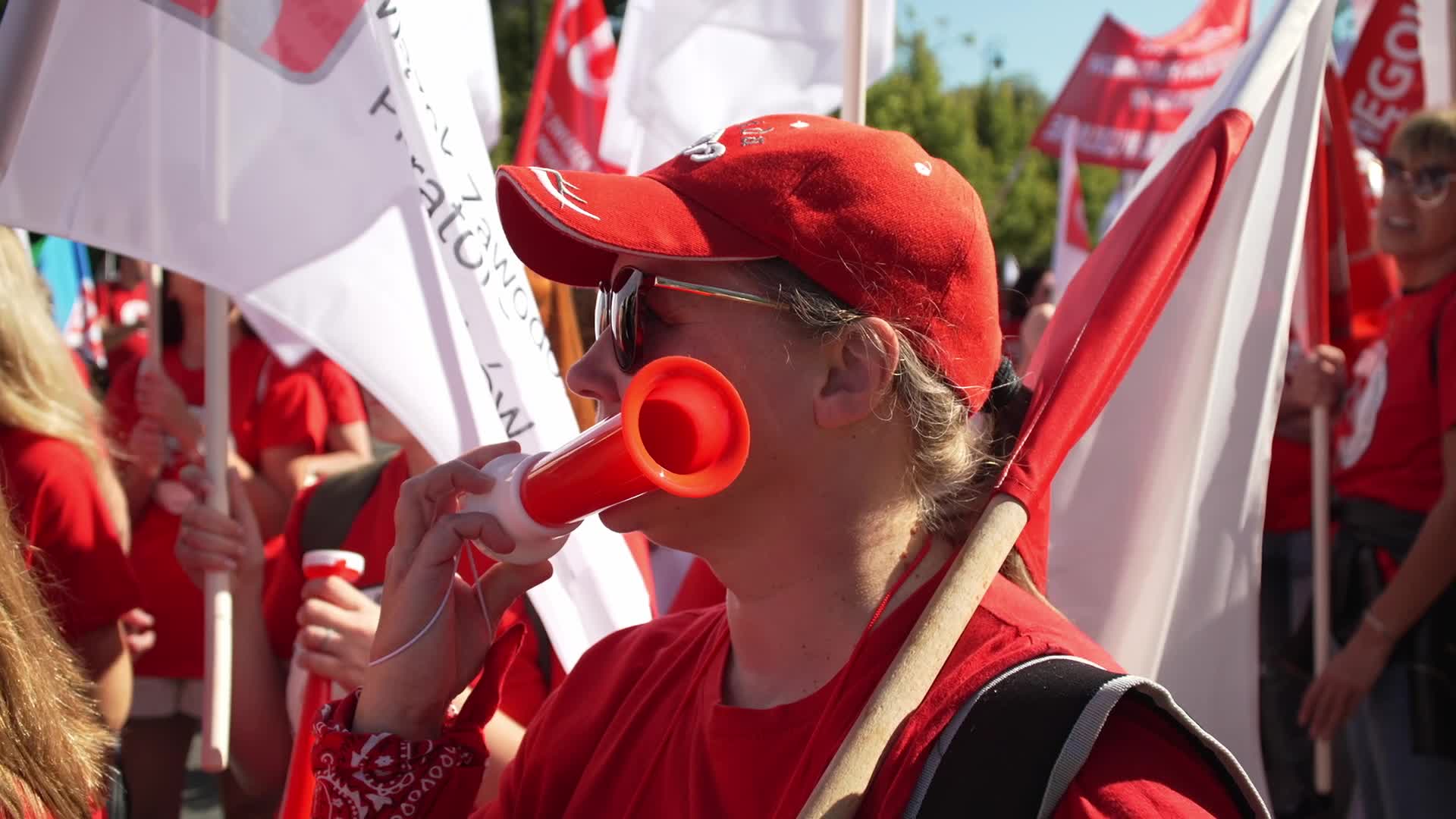 Thousands of government workers protest in Warsaw