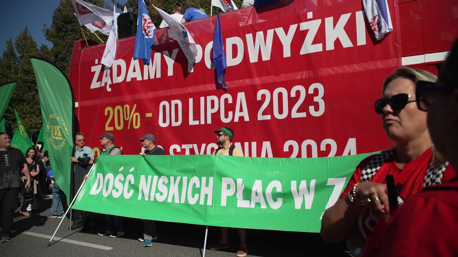 Thousands of government workers protest in Warsaw