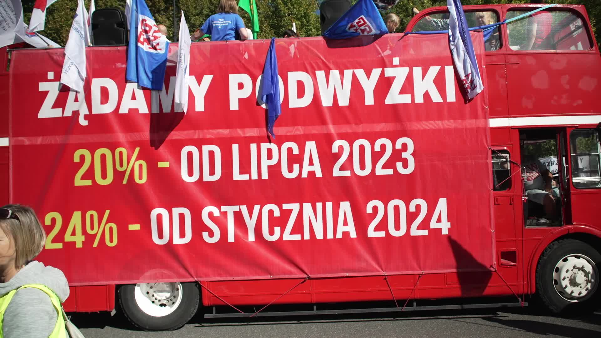 Thousands of government workers protest in Warsaw