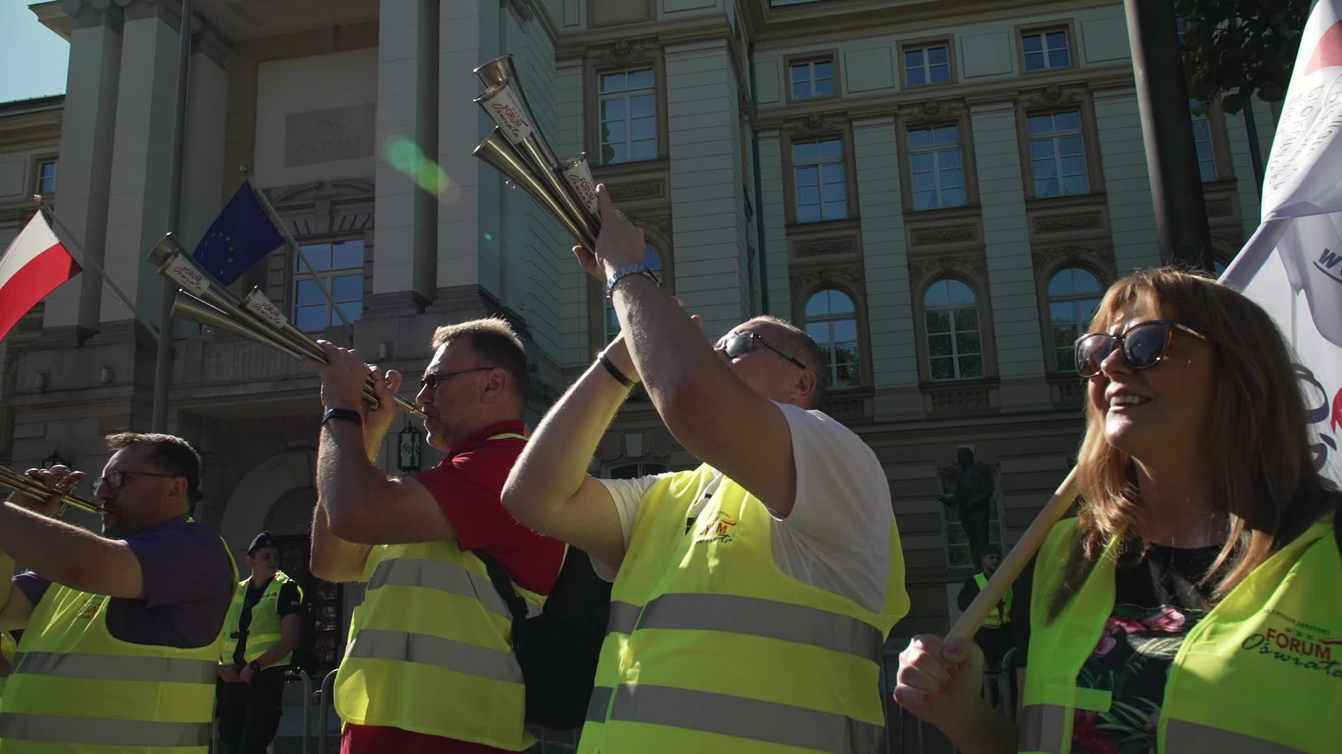 Thousands of government workers protest in Warsaw