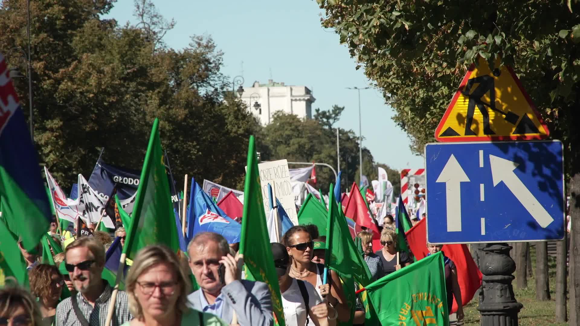 Thousands of government workers protest in Warsaw
