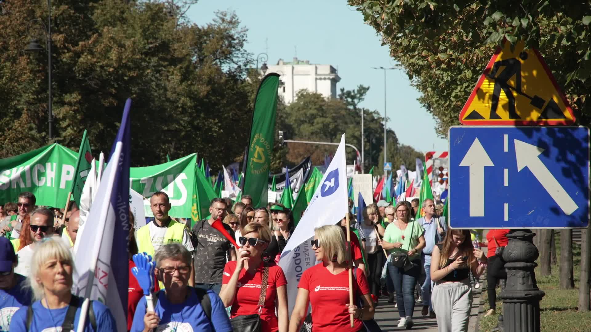 Thousands of government workers protest in Warsaw