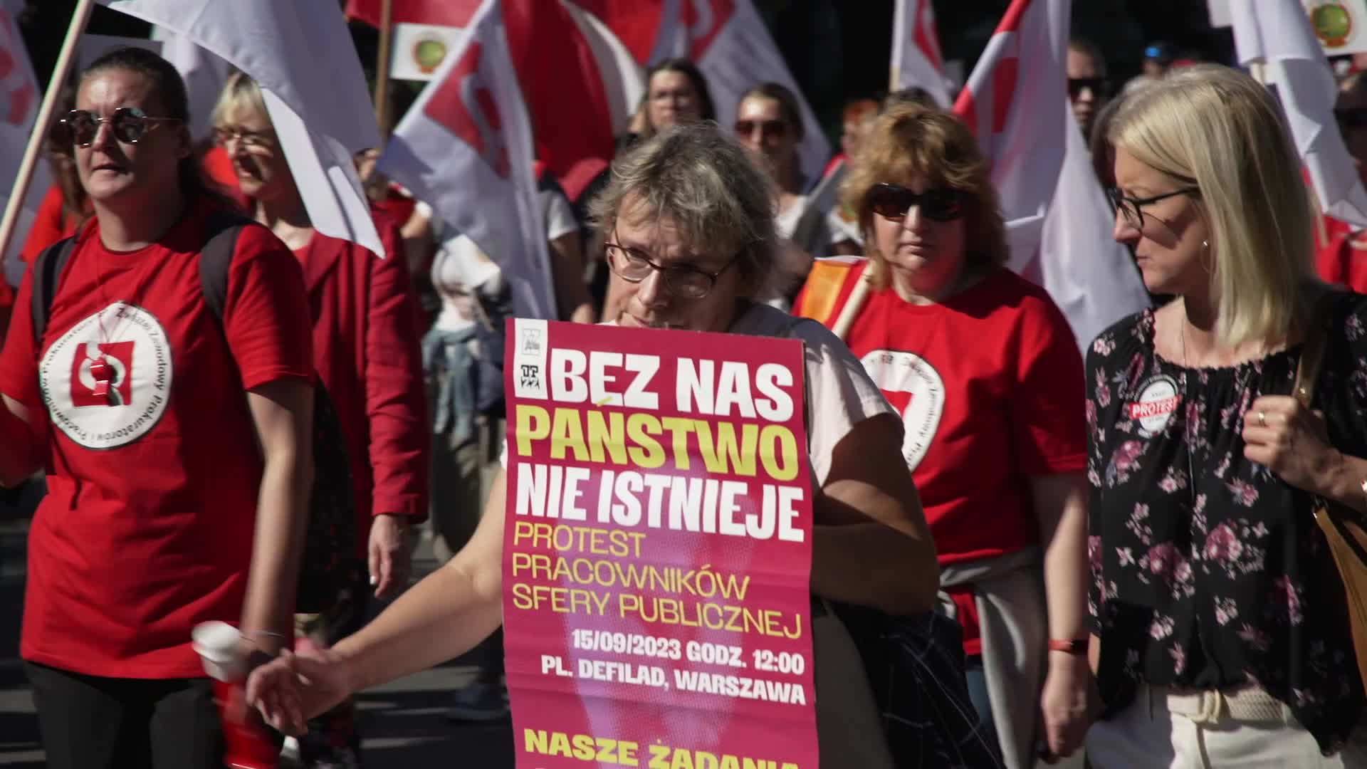 Thousands of government workers protest in Warsaw