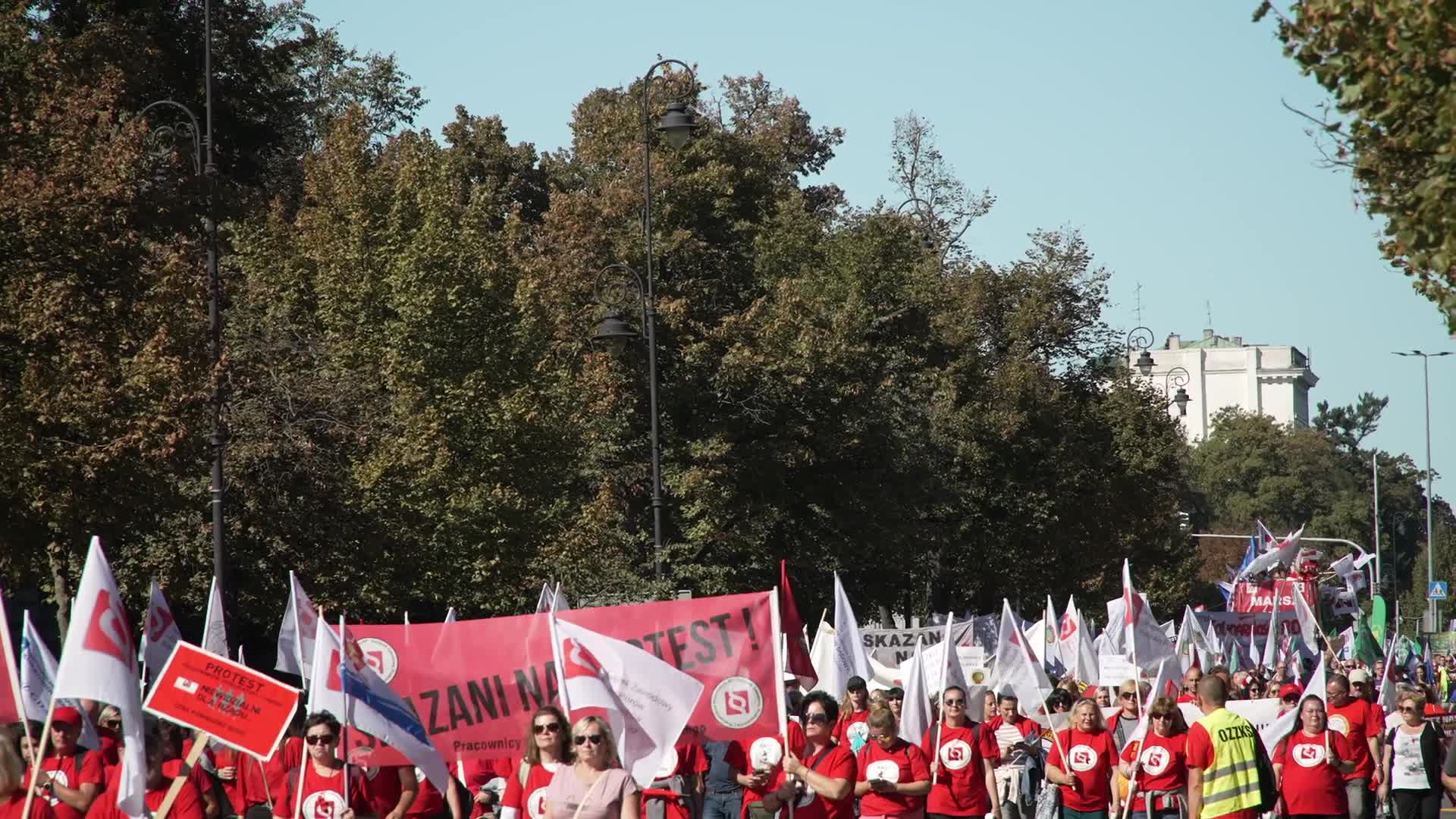 Thousands of government workers protest in Warsaw