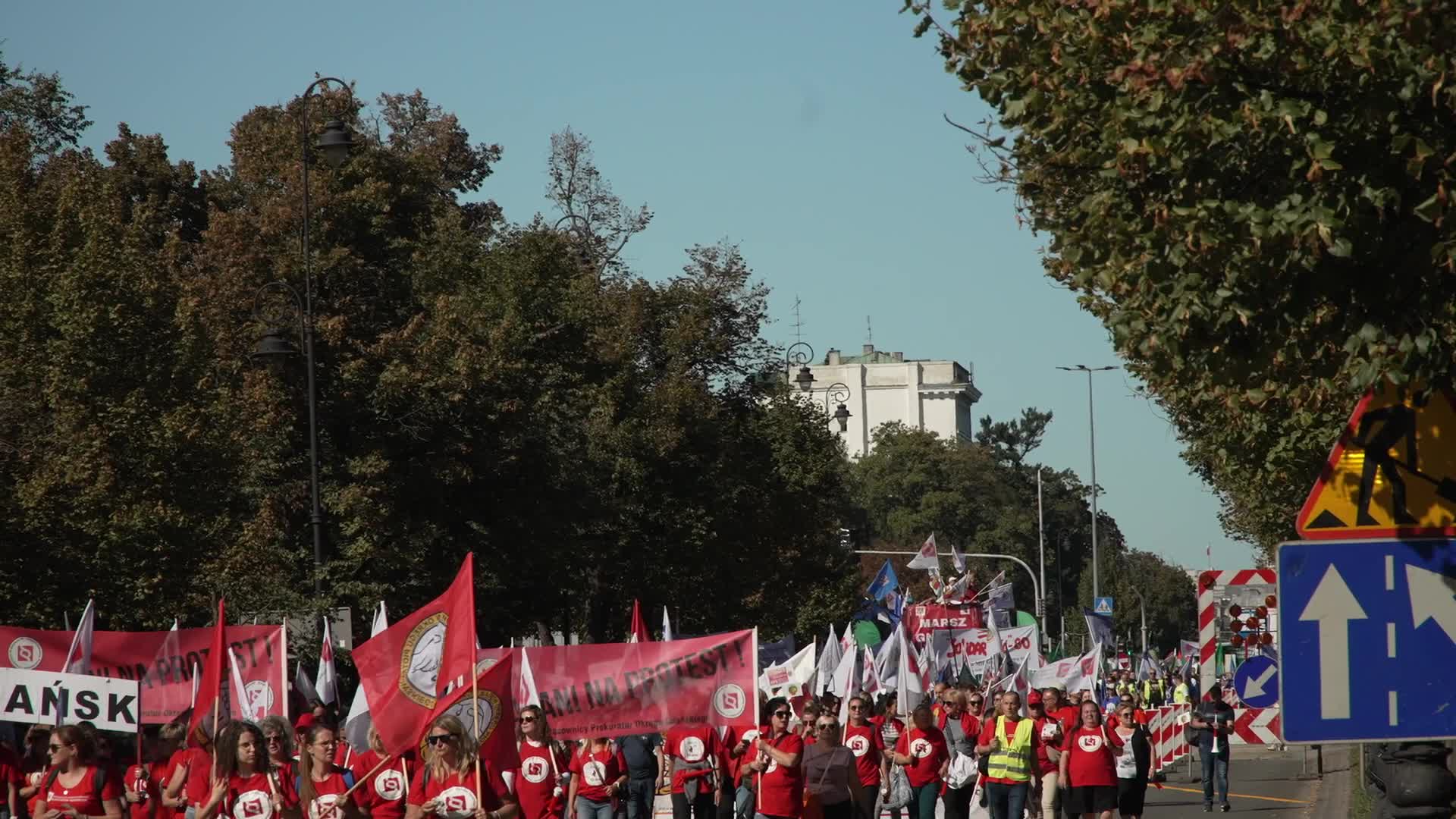 Thousands of government workers protest in Warsaw