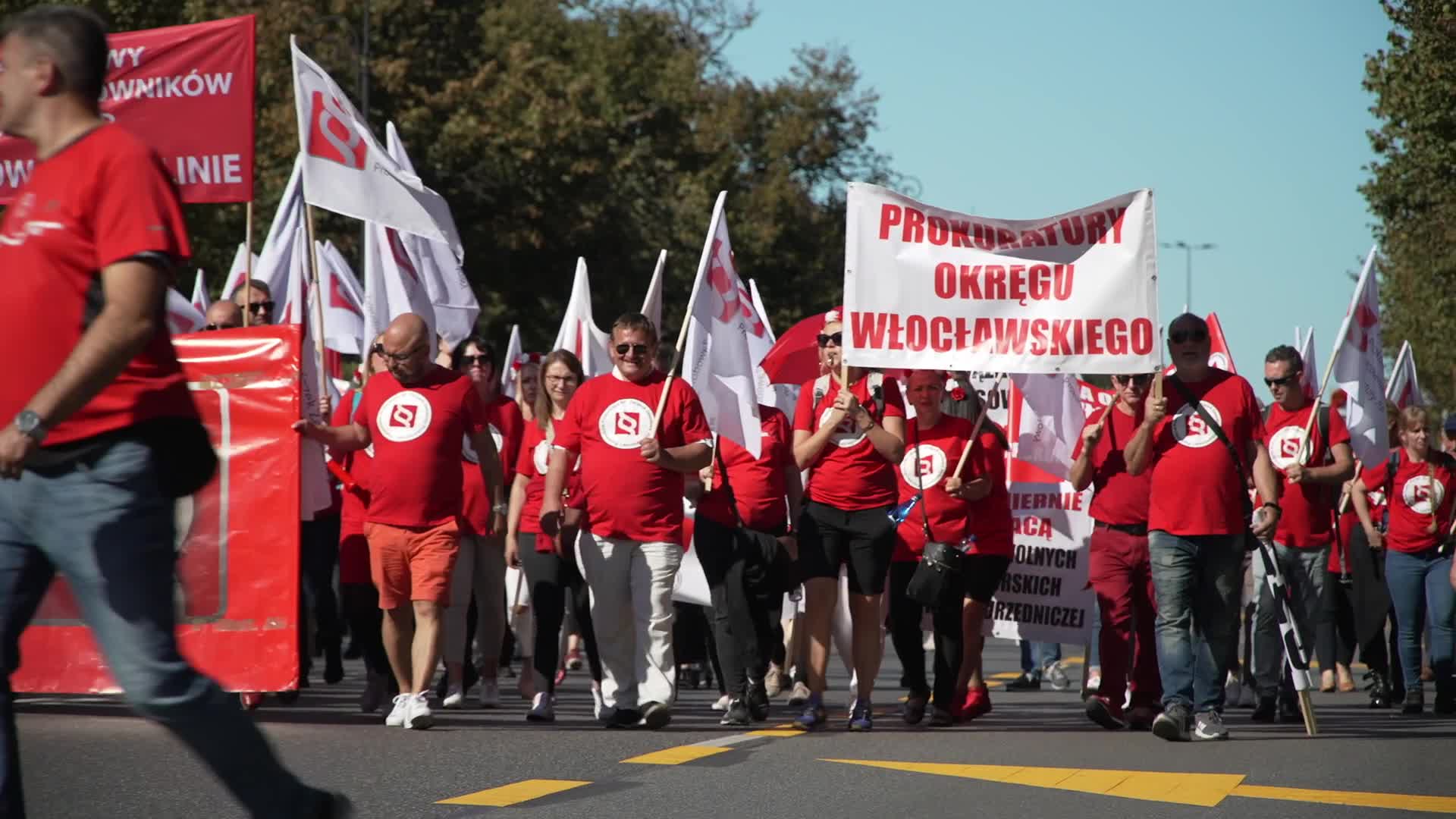Thousands of government workers protest in Warsaw