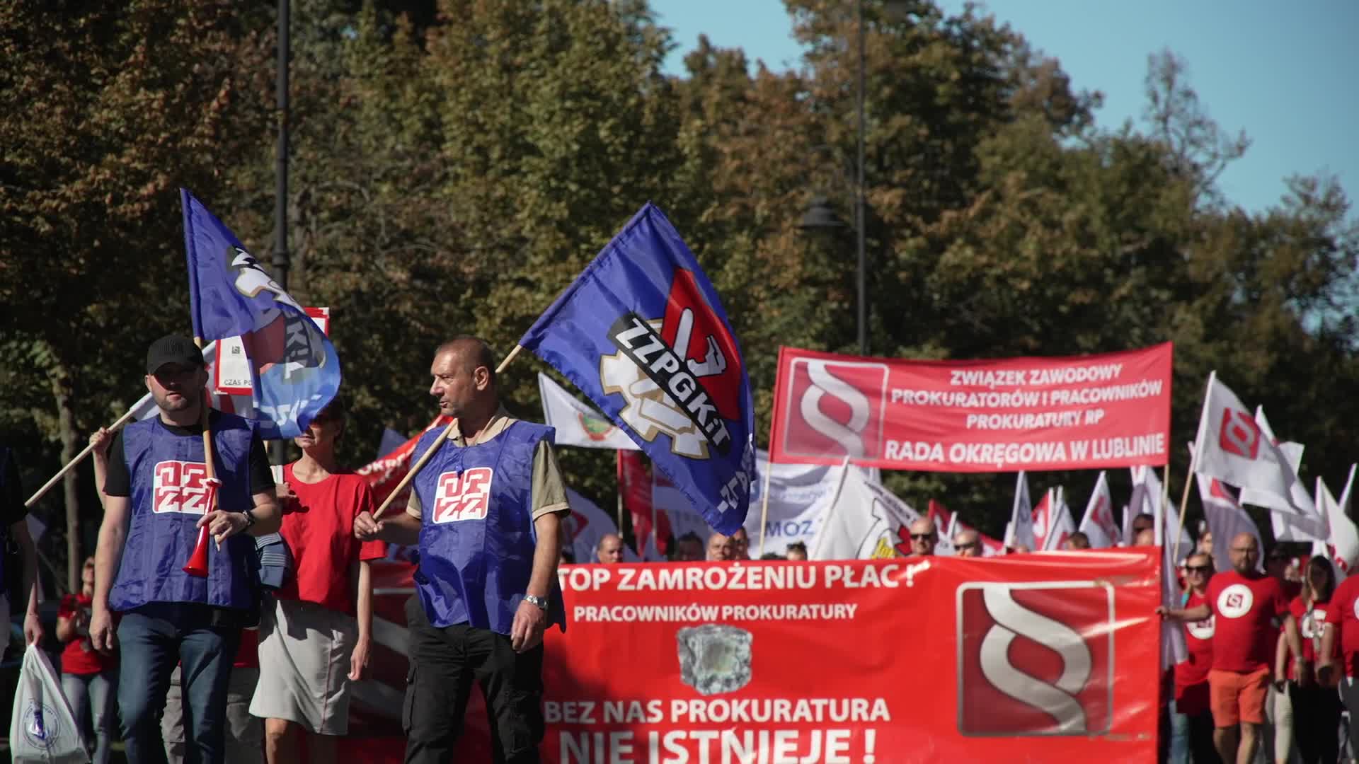 Thousands of government workers protest in Warsaw