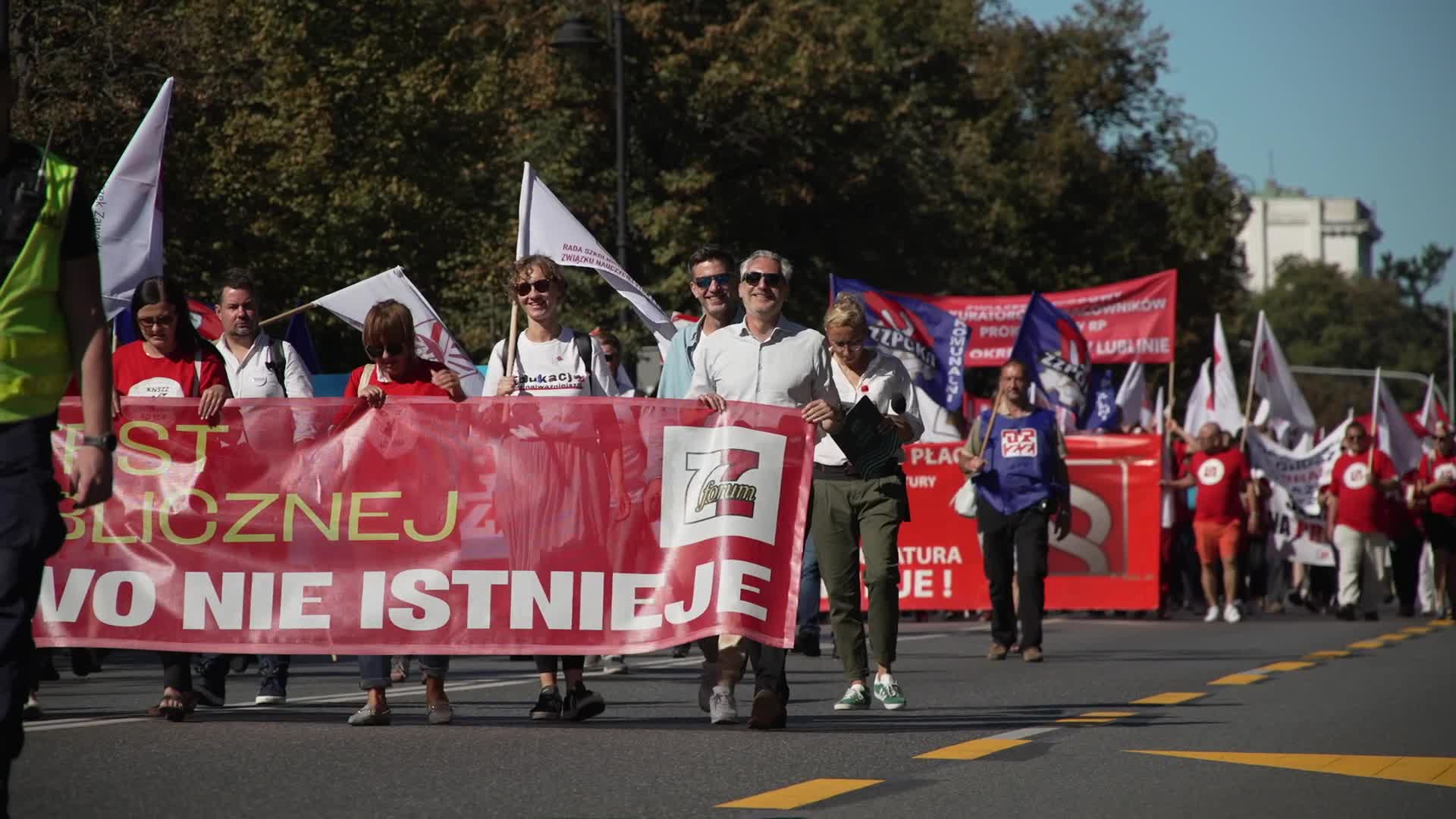 Thousands of government workers protest in Warsaw