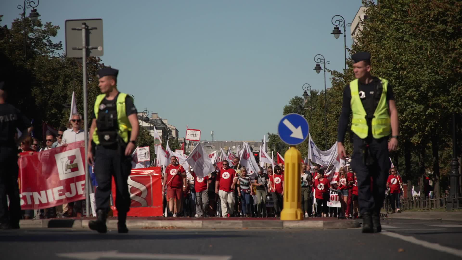 Thousands of government workers protest in Warsaw