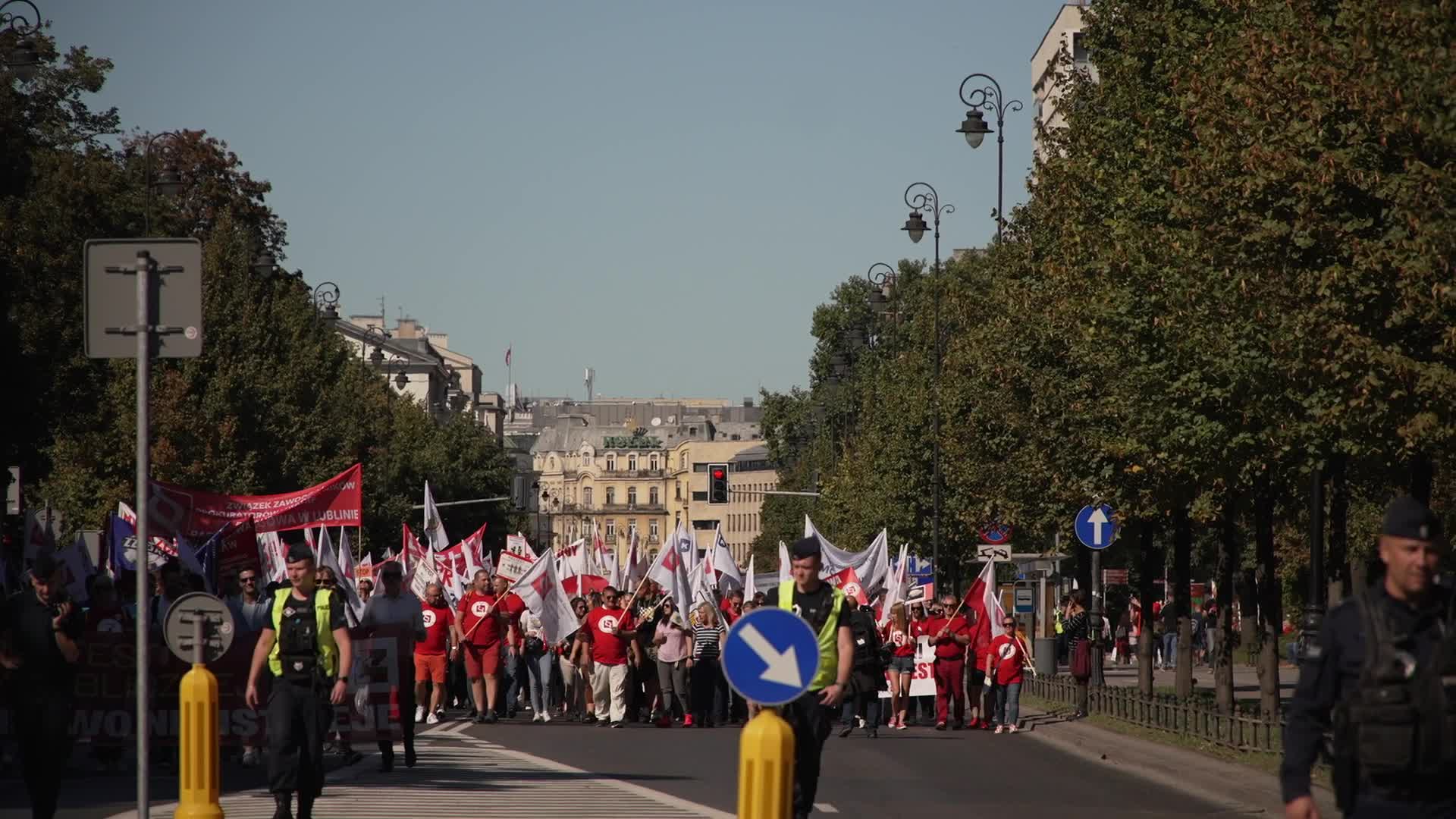 Thousands of government workers protest in Warsaw