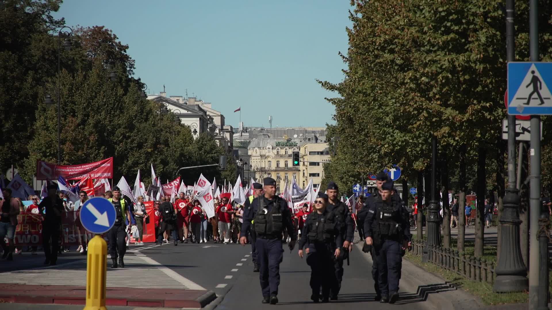 Thousands of government workers protest in Warsaw