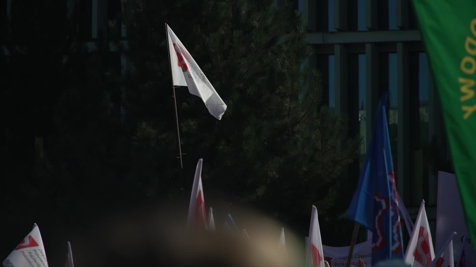 Thousands of government workers protest in Warsaw