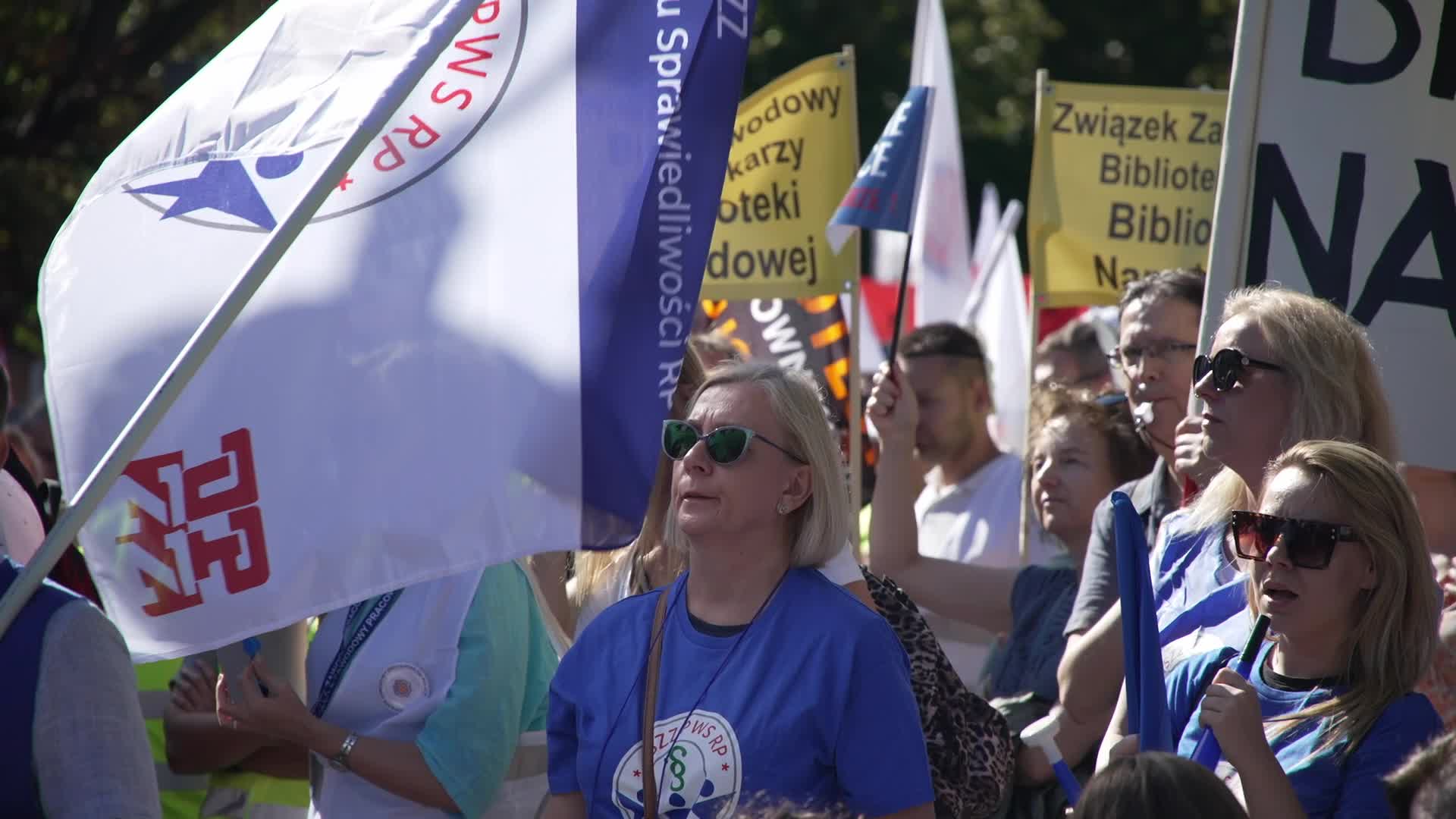 Thousands of government workers protest in Warsaw