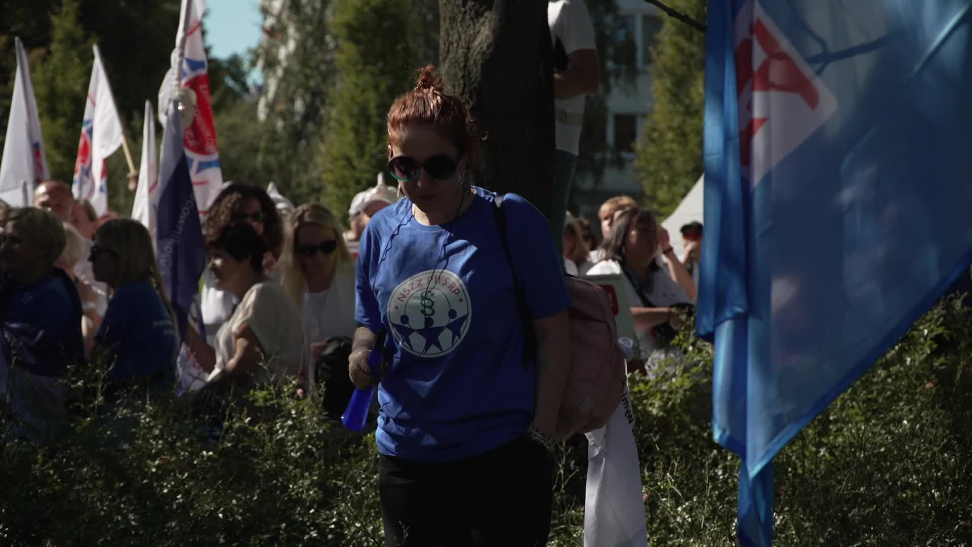 Thousands of government workers protest in Warsaw