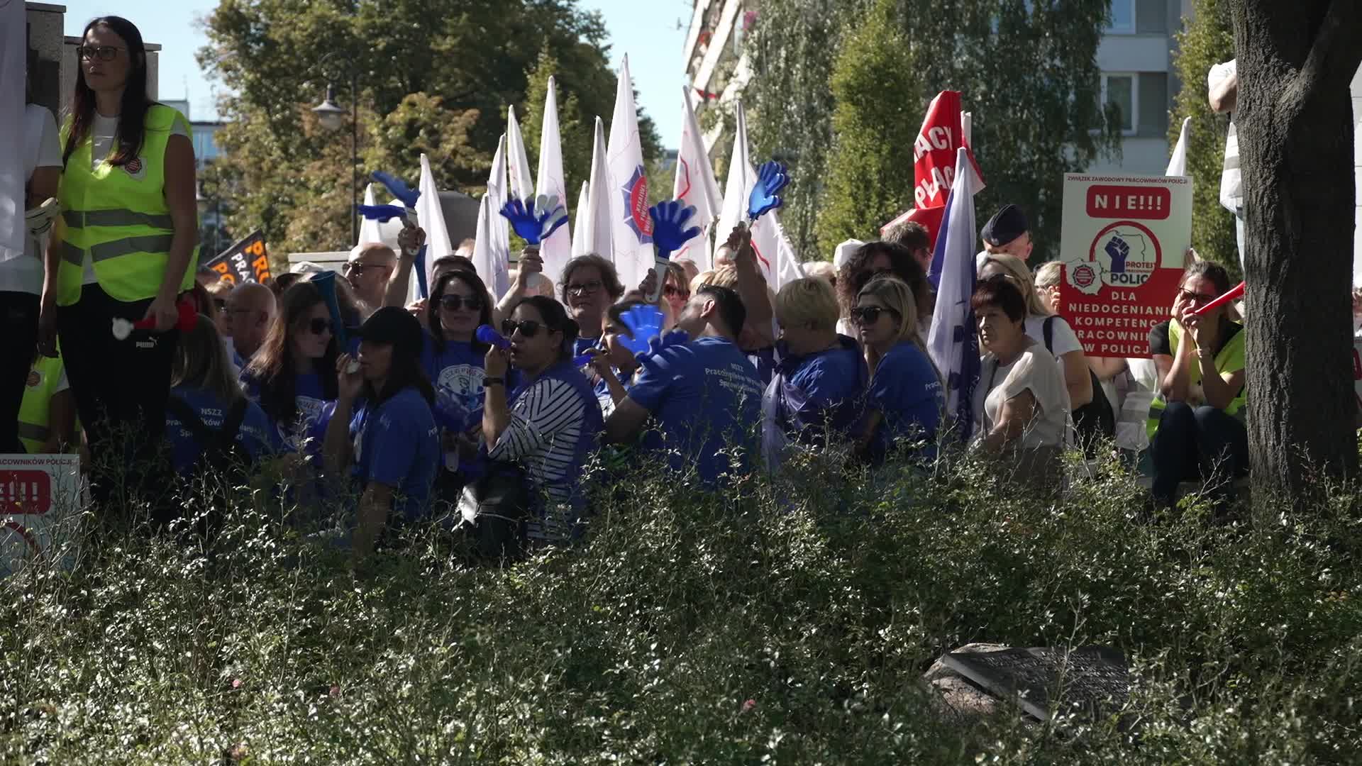 Thousands of government workers protest in Warsaw