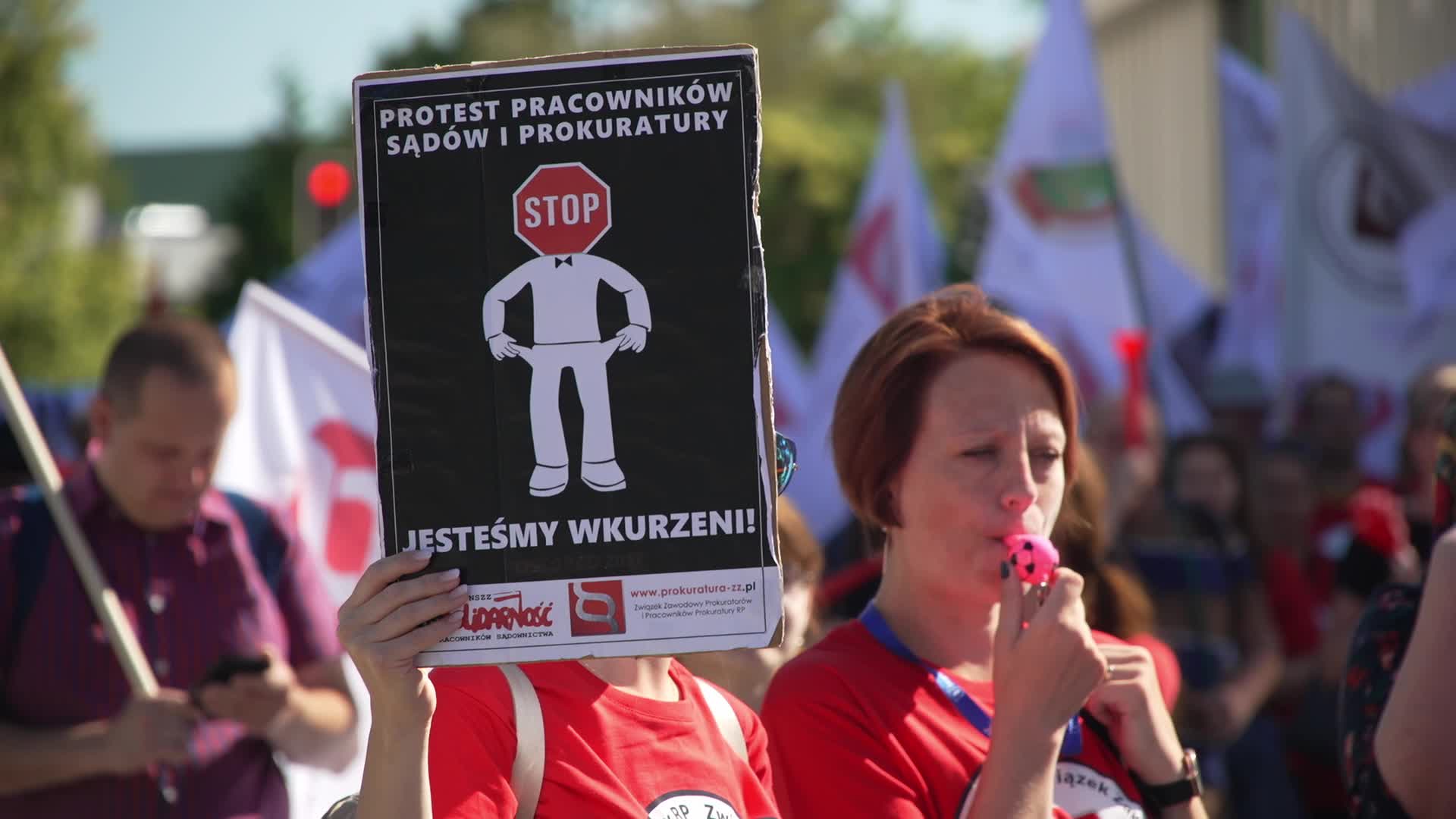 Thousands of government workers protest in Warsaw