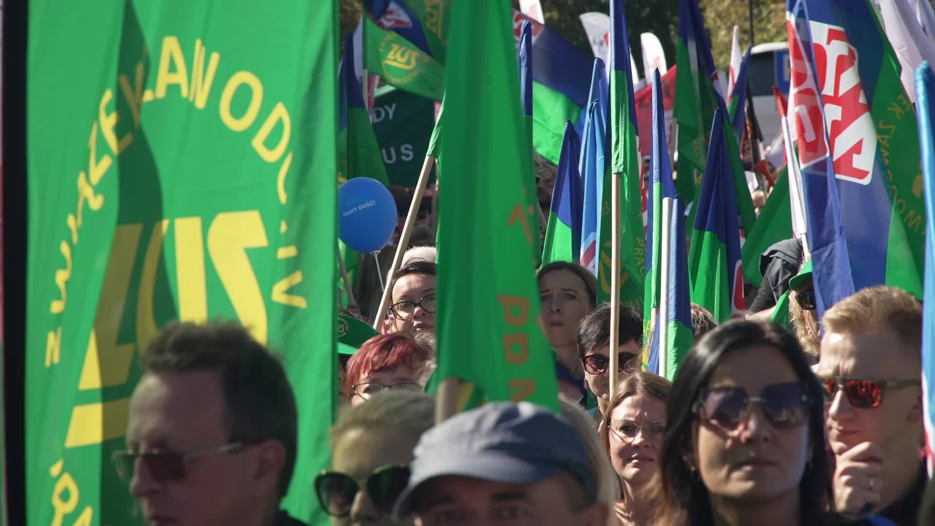 Thousands of government workers protest in Warsaw