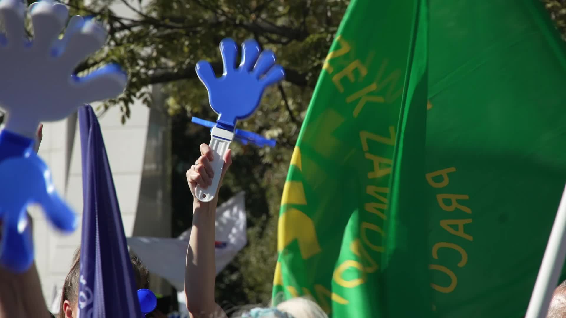 Thousands of government workers protest in Warsaw