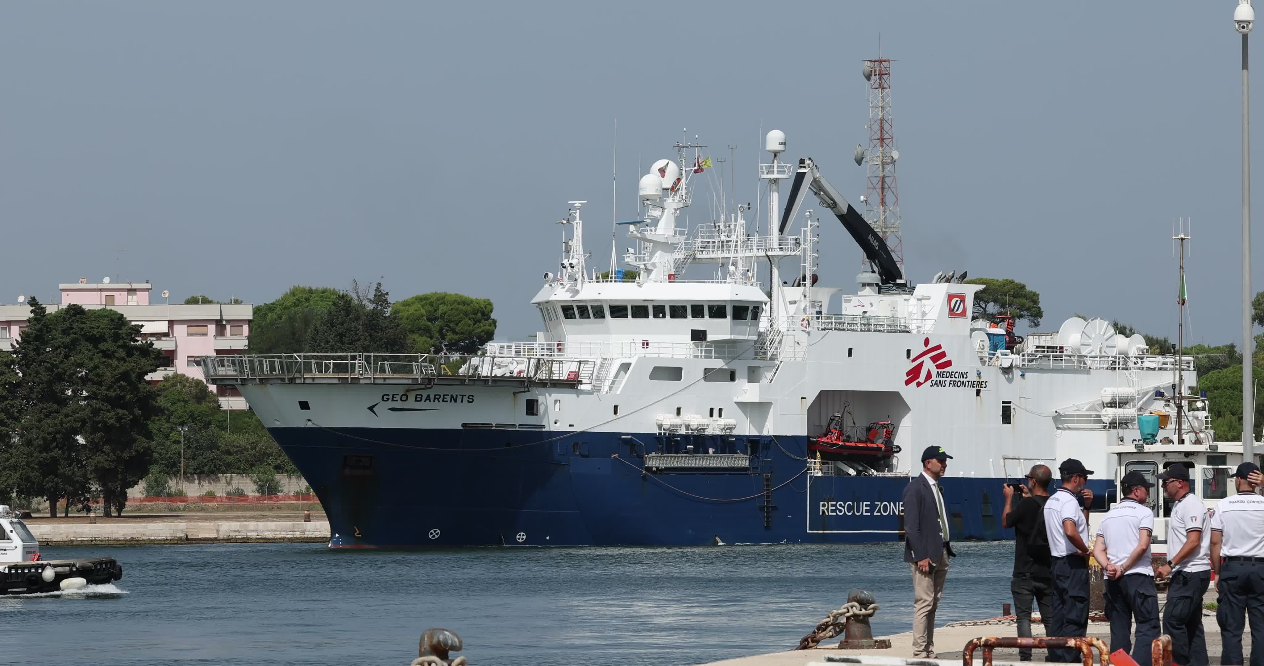 Geo Barents Arrives in Italy's Brindisi Port With 471 Migrants