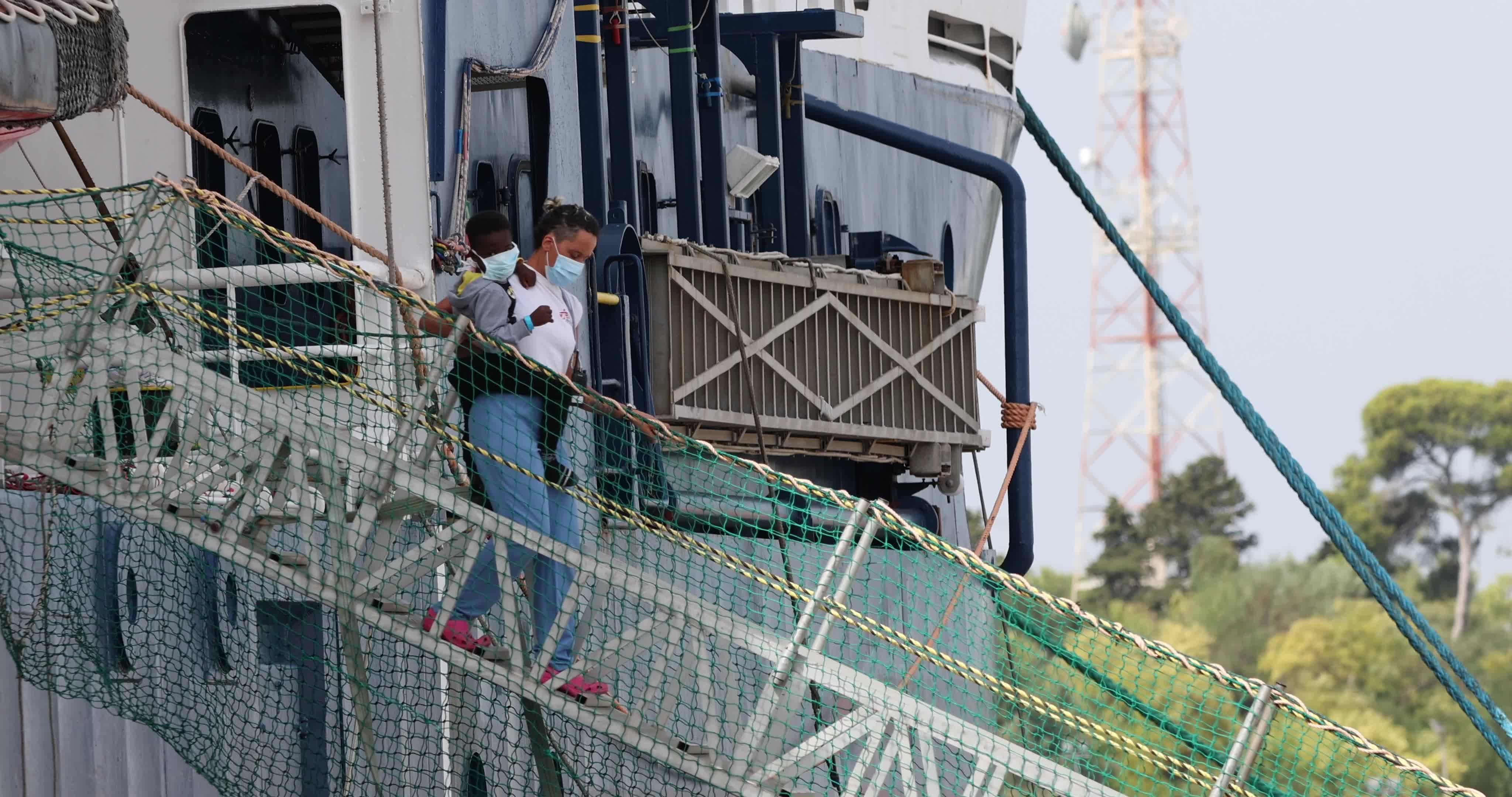 Geo Barents Arrives in Italy's Brindisi Port With 471 Migrants