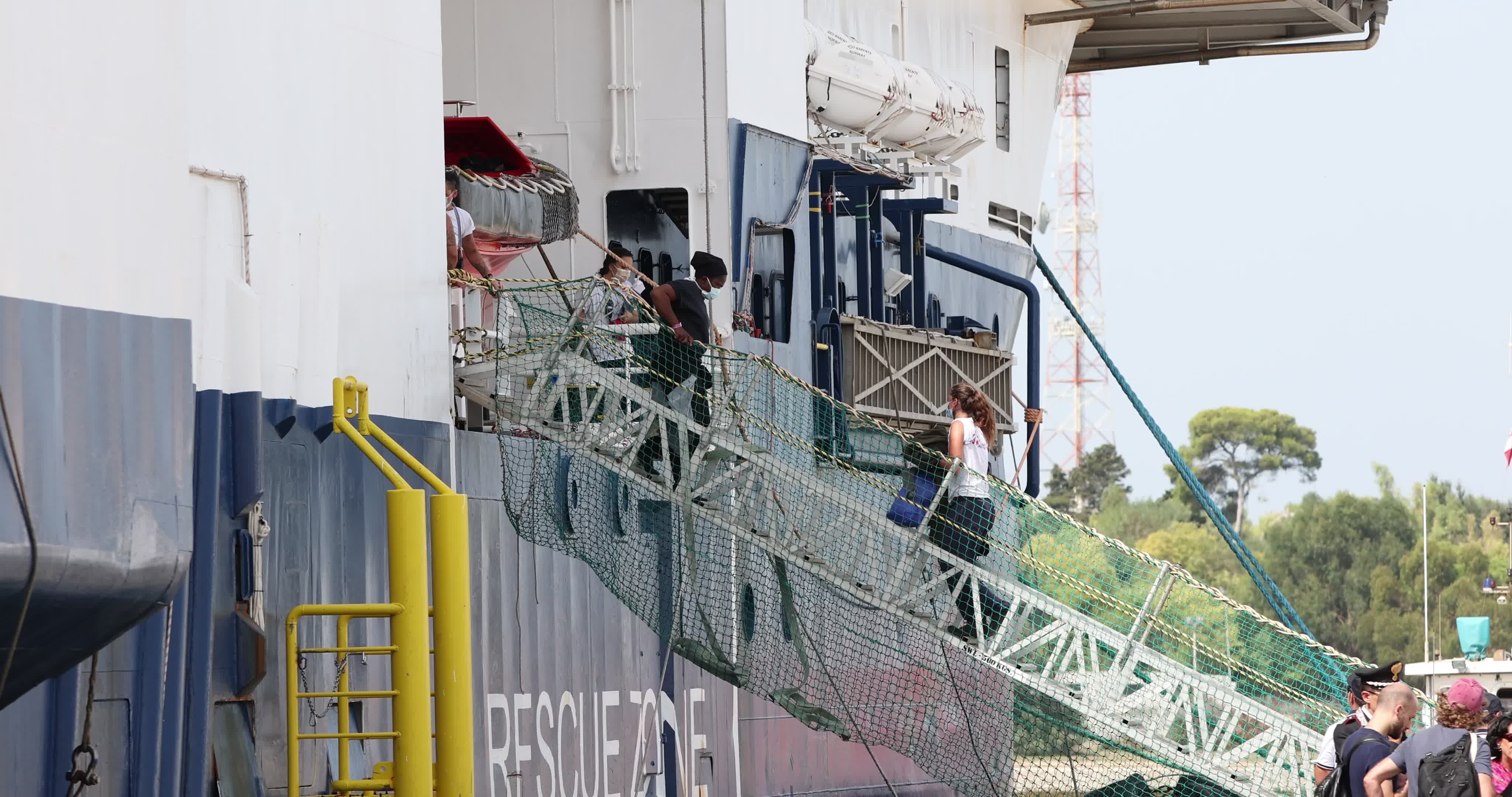 Geo Barents Arrives in Italy's Brindisi Port With 471 Migrants