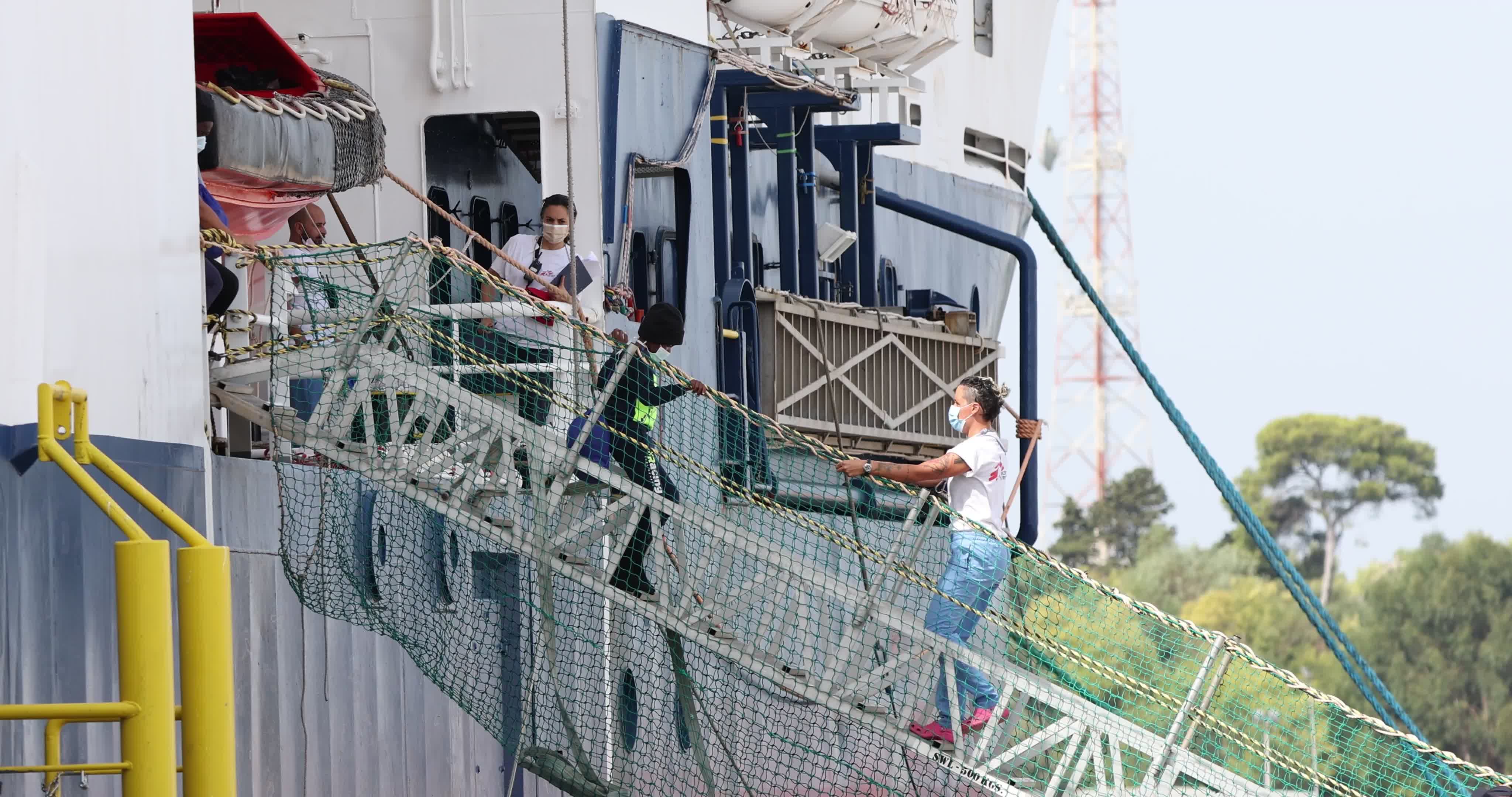 Geo Barents Arrives in Italy's Brindisi Port With 471 Migrants