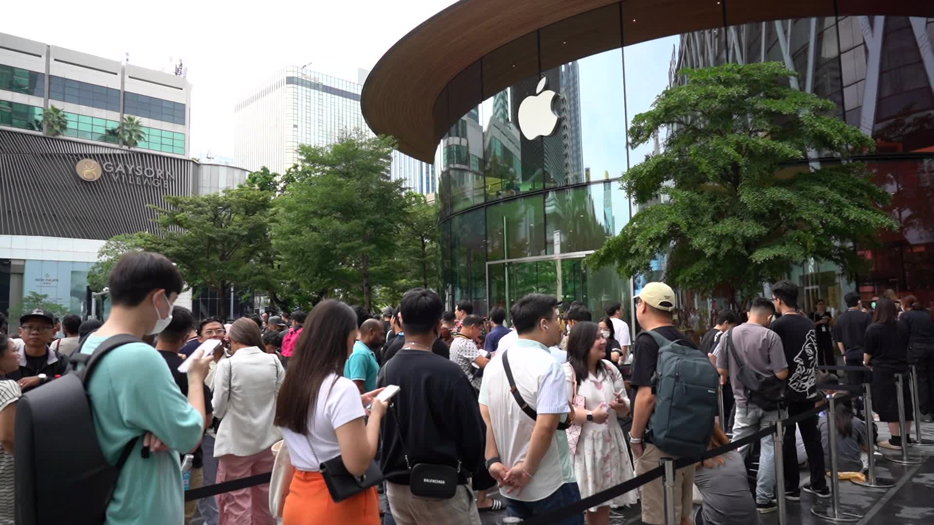 Apple Store in Thailand Shelves Hits iPhone 15