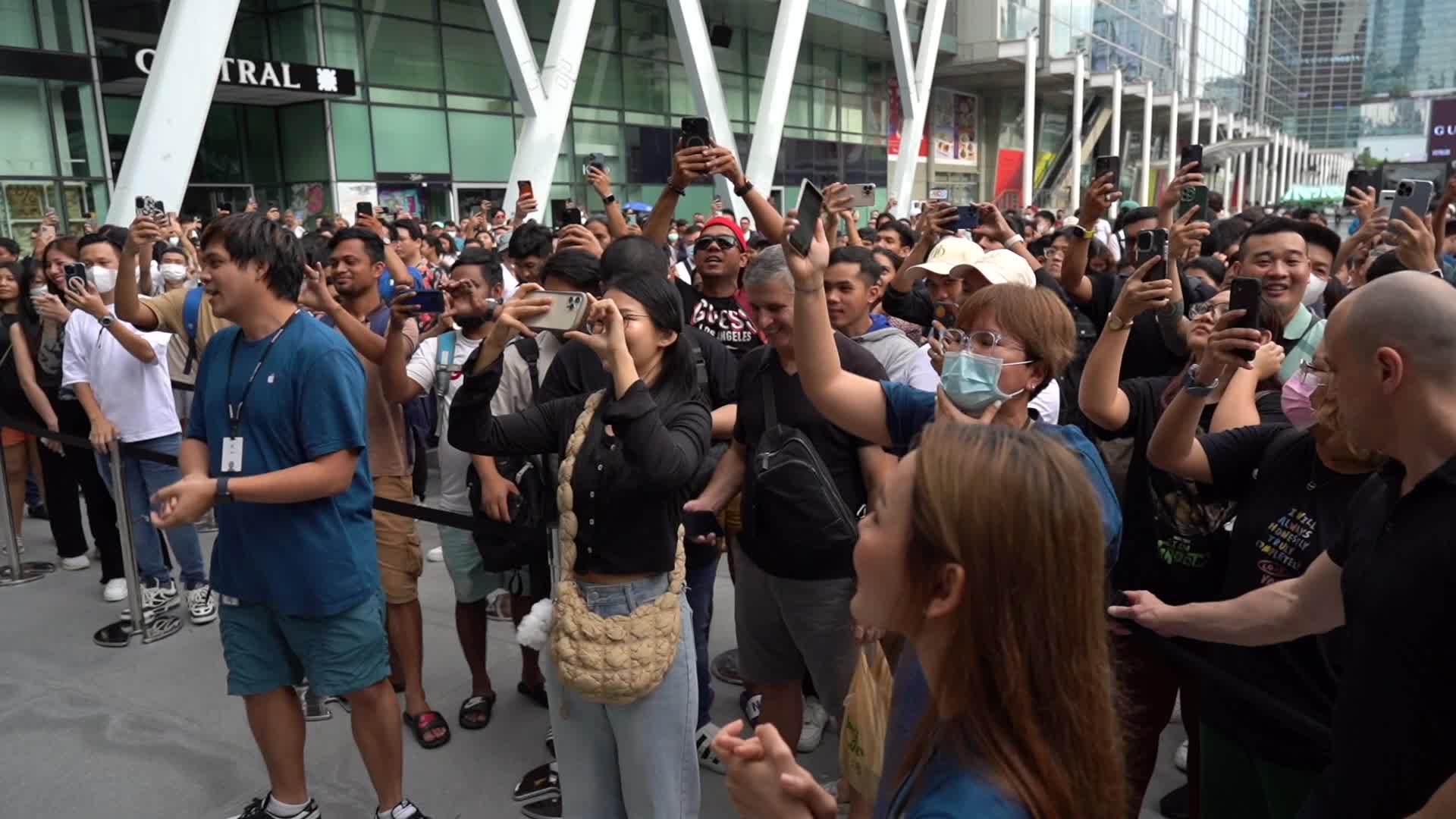 Apple Store in Thailand Shelves Hits iPhone 15