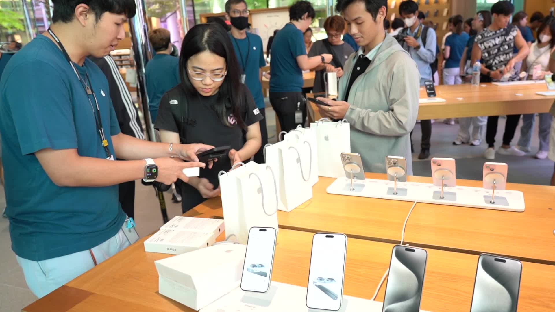 Apple Store in Thailand Shelves Hits iPhone 15