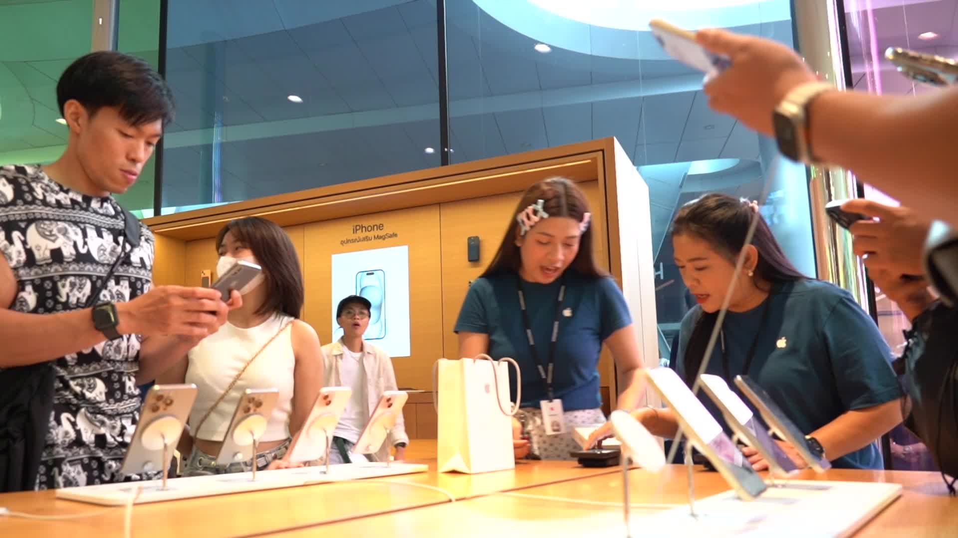 Apple Store in Thailand Shelves Hits iPhone 15