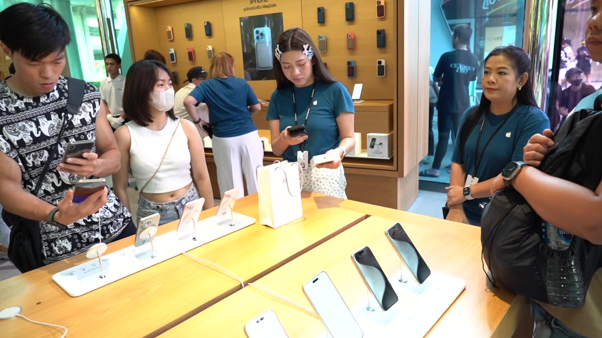 Apple Store in Thailand Shelves Hits iPhone 15