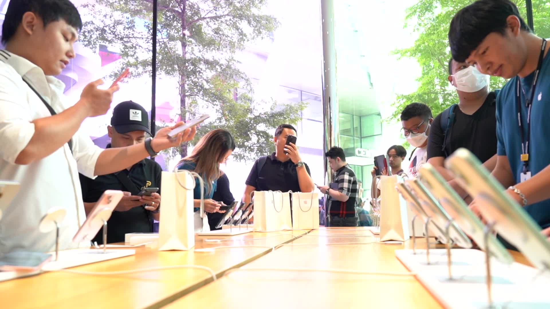 Apple Store in Thailand Shelves Hits iPhone 15
