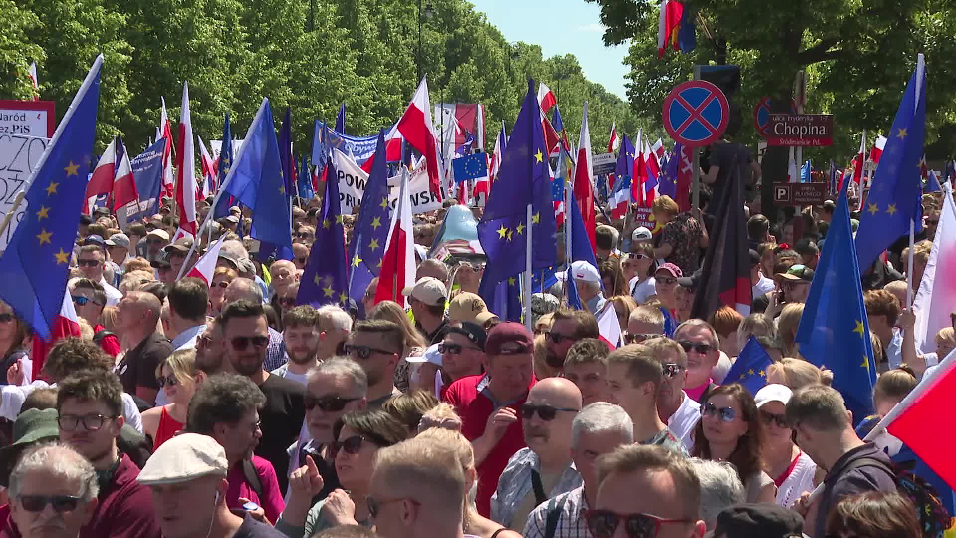 Hundreds of thousands march in Poland anti-government protest