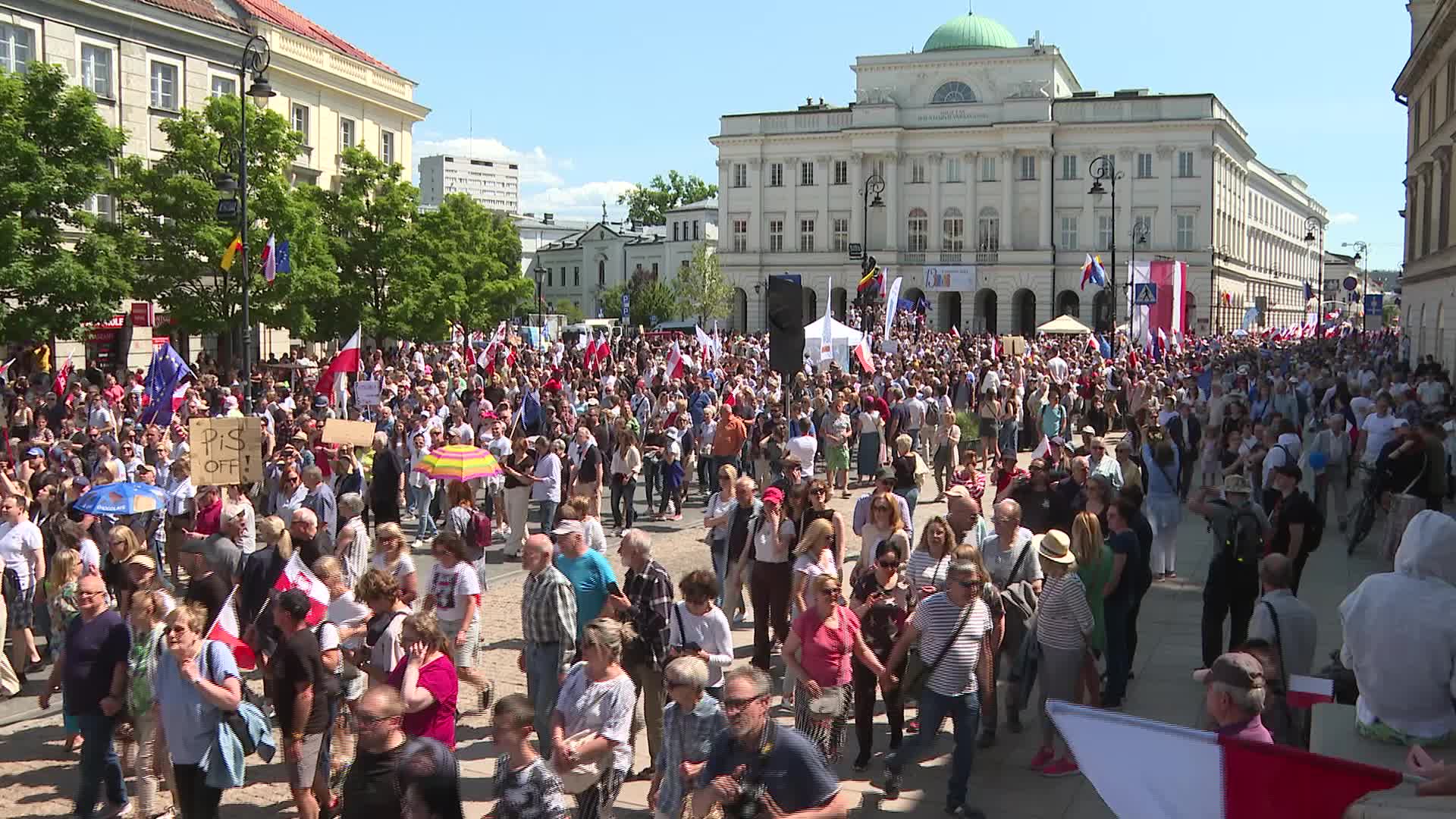 Hundreds of thousands march in Poland anti-government protest
