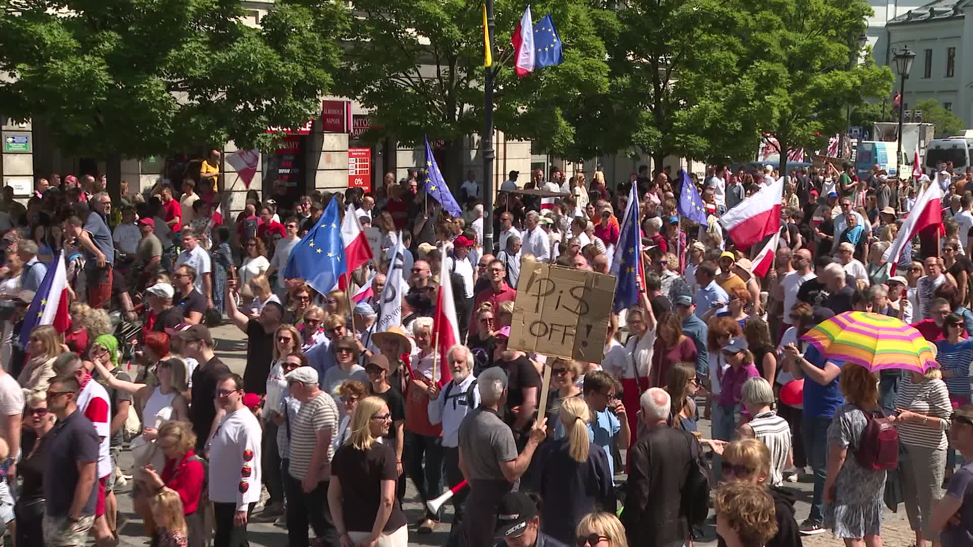 Hundreds of thousands march in Poland anti-government protest