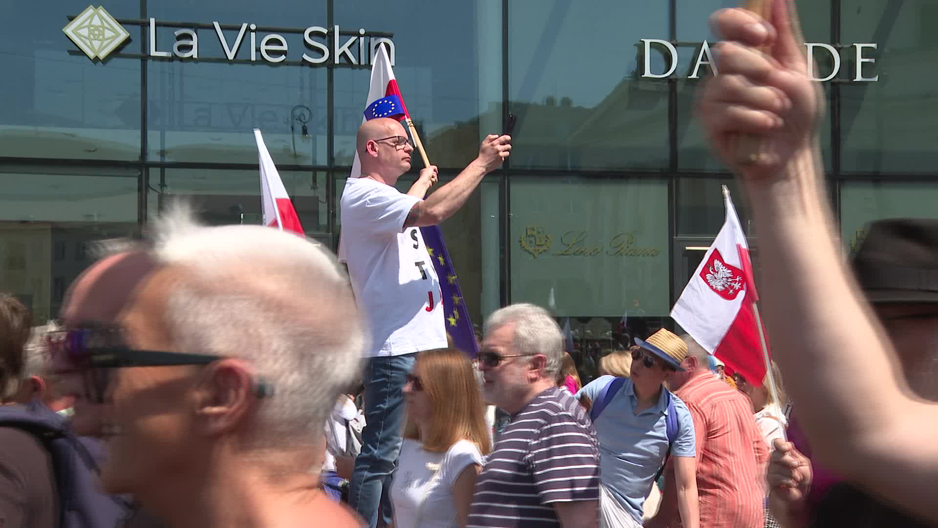 Hundreds of thousands march in Poland anti-government protest
