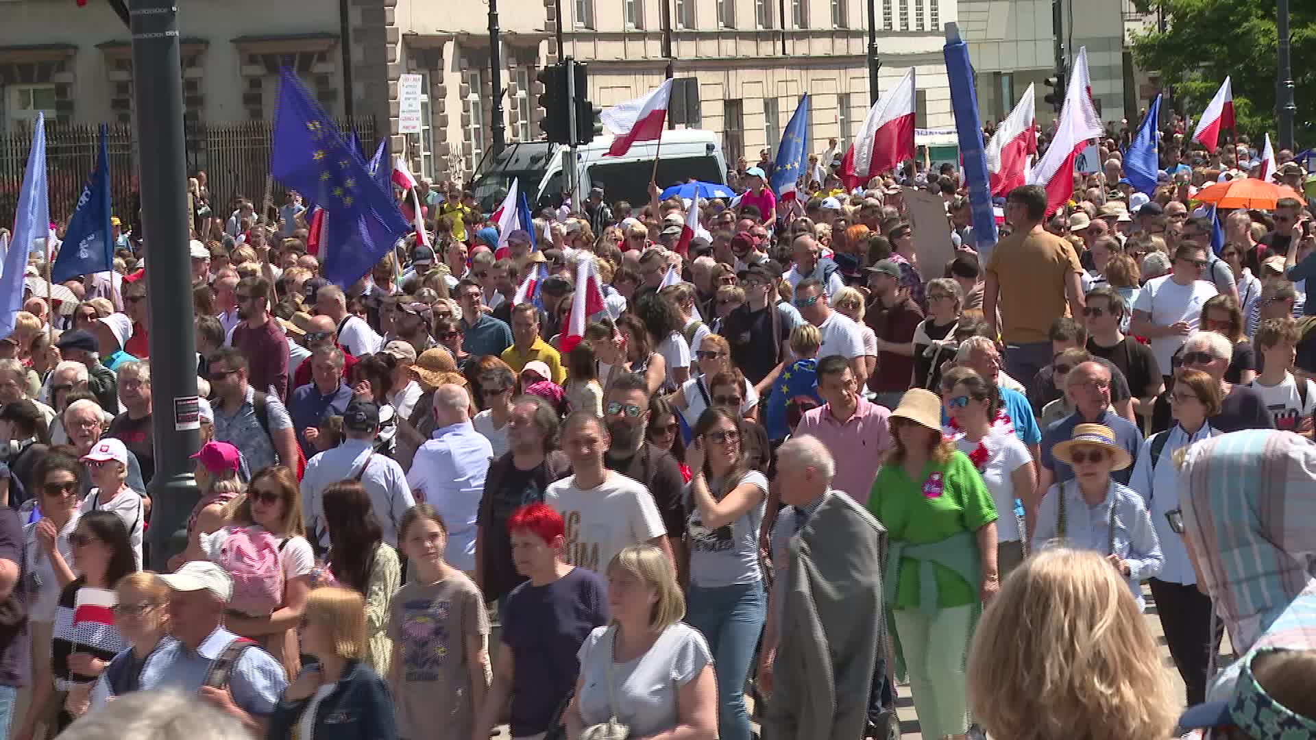 Hundreds of thousands march in Poland anti-government protest