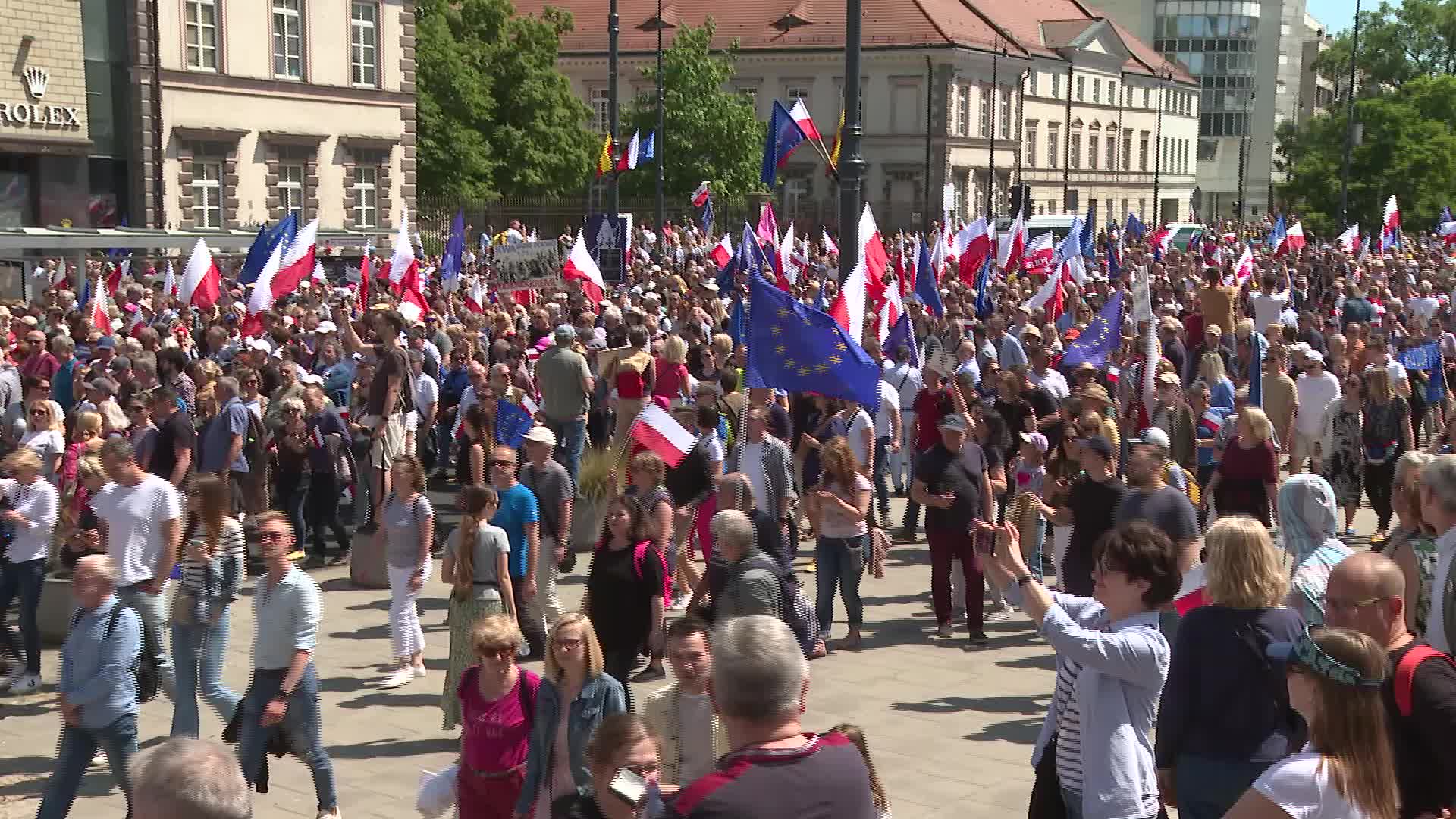 Hundreds of thousands march in Poland anti-government protest