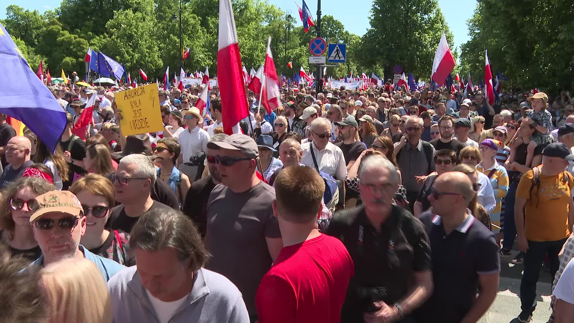 Hundreds of thousands march in Poland anti-government protest