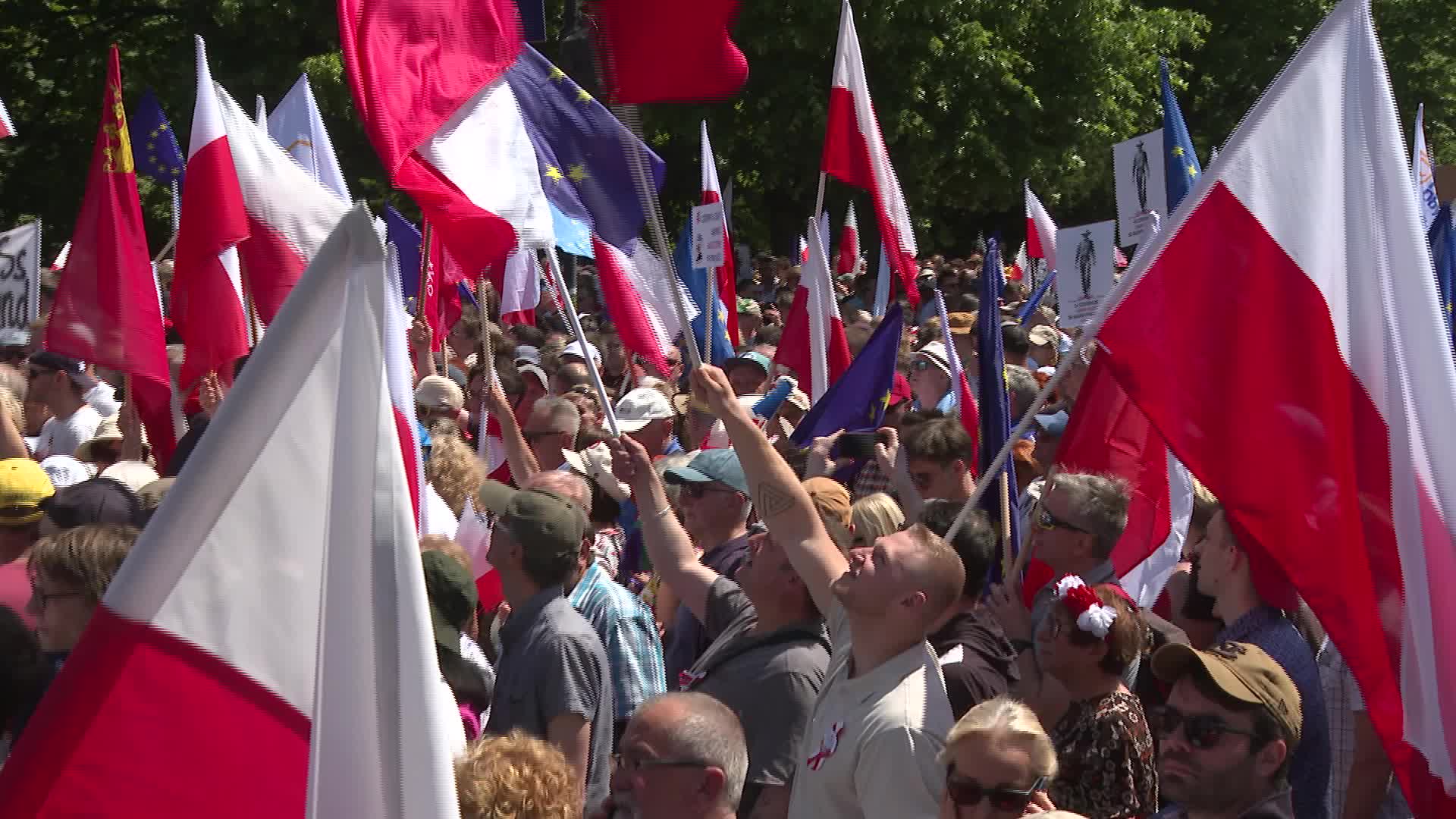 Hundreds of thousands march in Poland anti-government protest