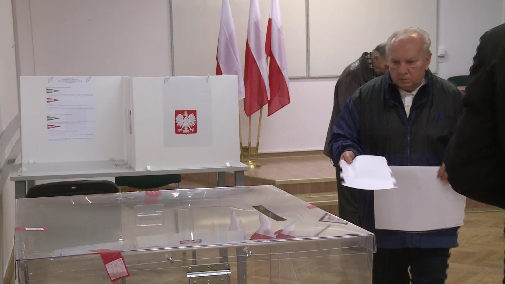 Poles voting in a parliamentary election 2019